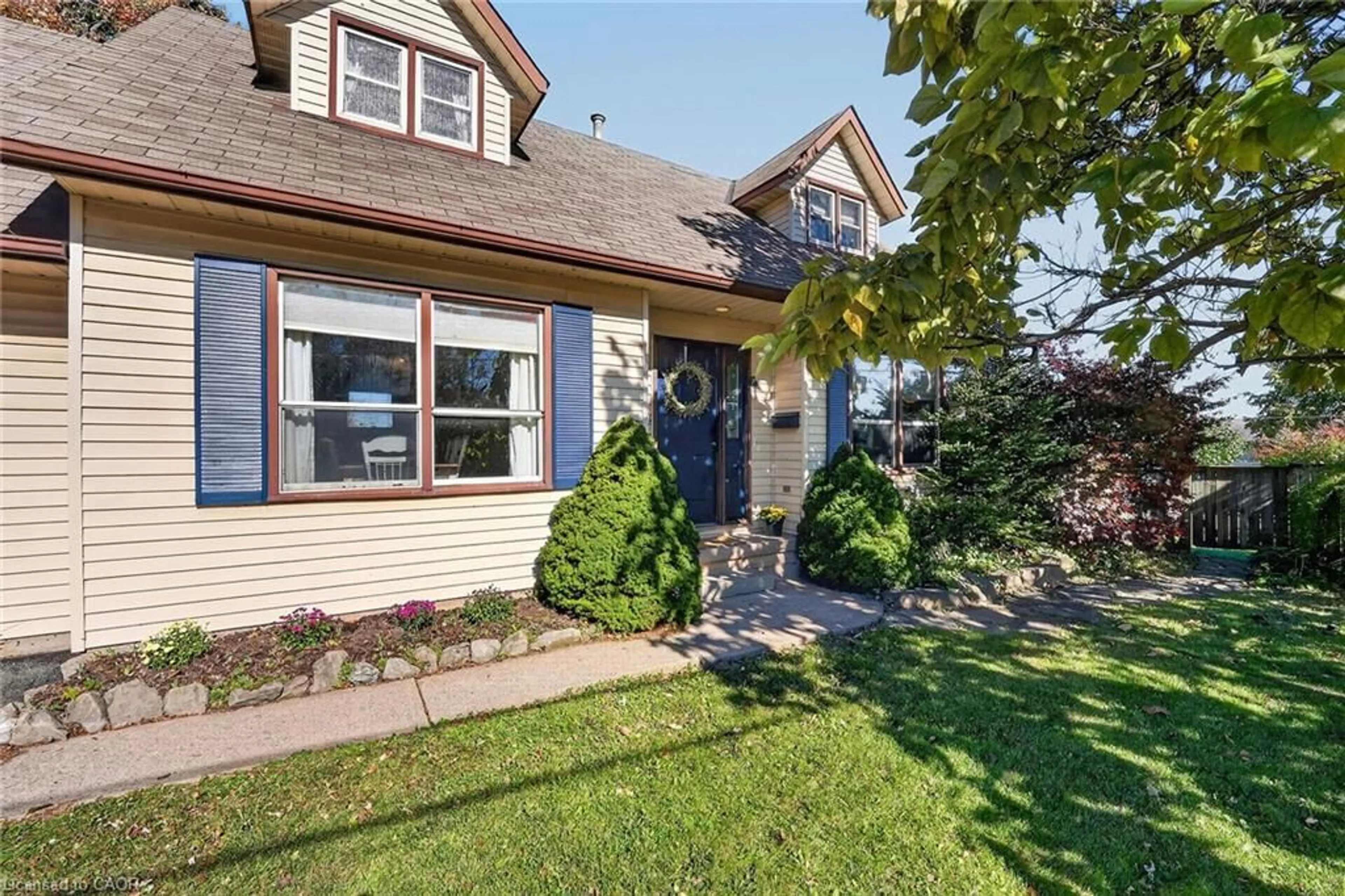 Home with vinyl exterior material, street for 5001 Hillside Dr, Beamsville Ontario L3J 0L1