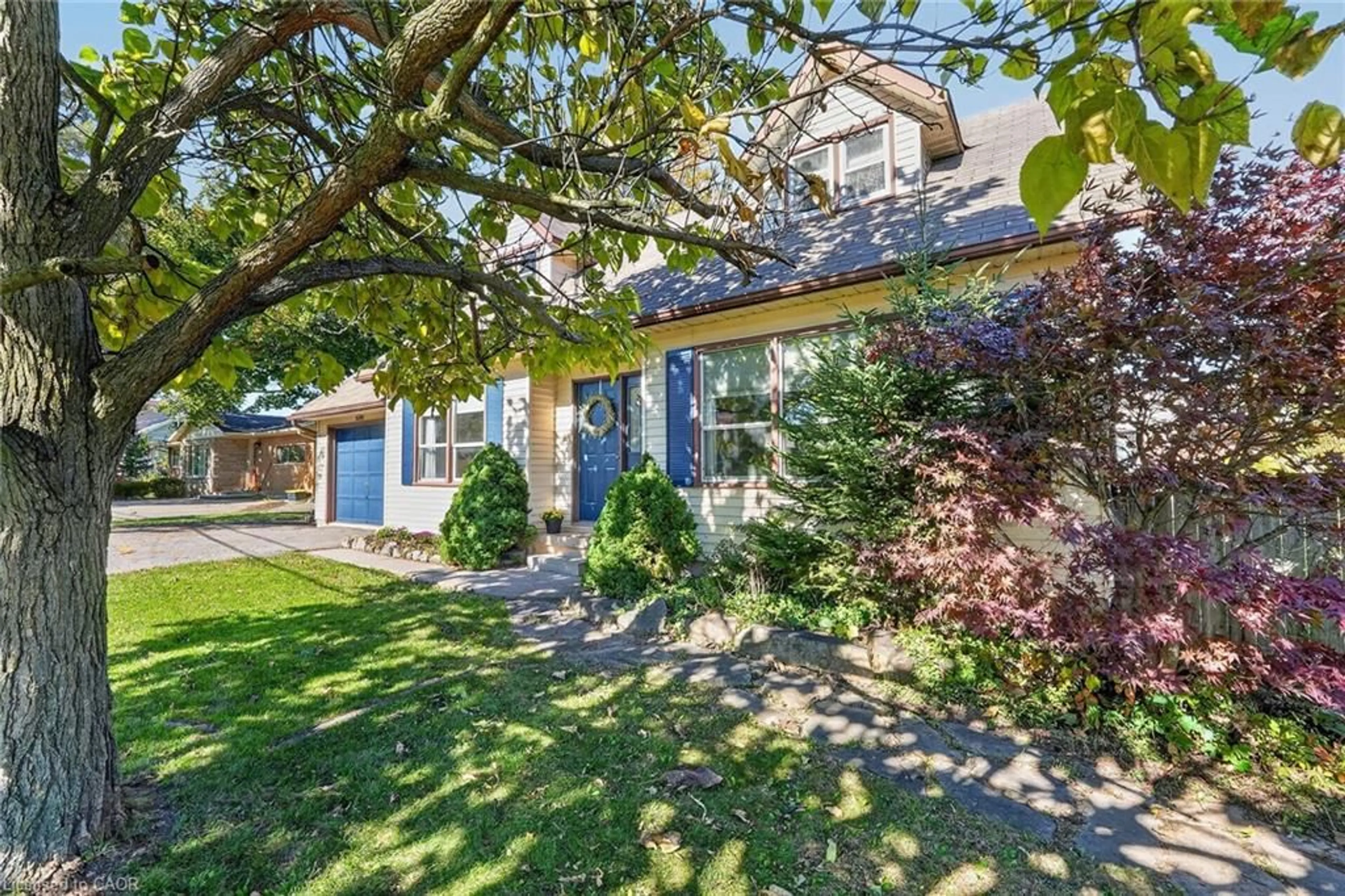 A pic from outside/outdoor area/front of a property/back of a property/a pic from drone, street for 5001 Hillside Dr, Beamsville Ontario L3J 0L1