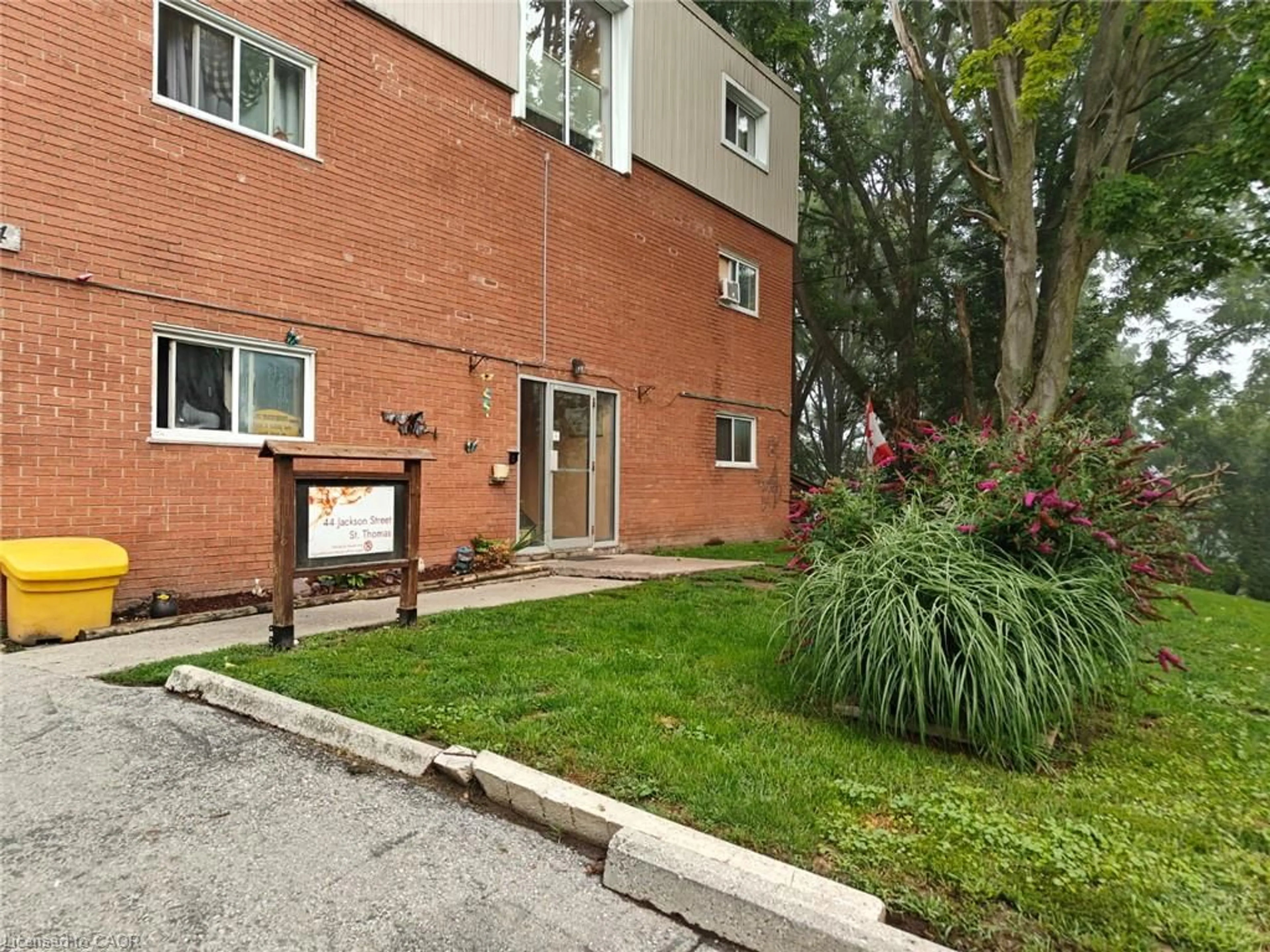 Patio, street for 44 Jackson St, St. Thomas Ontario N5P 2R9