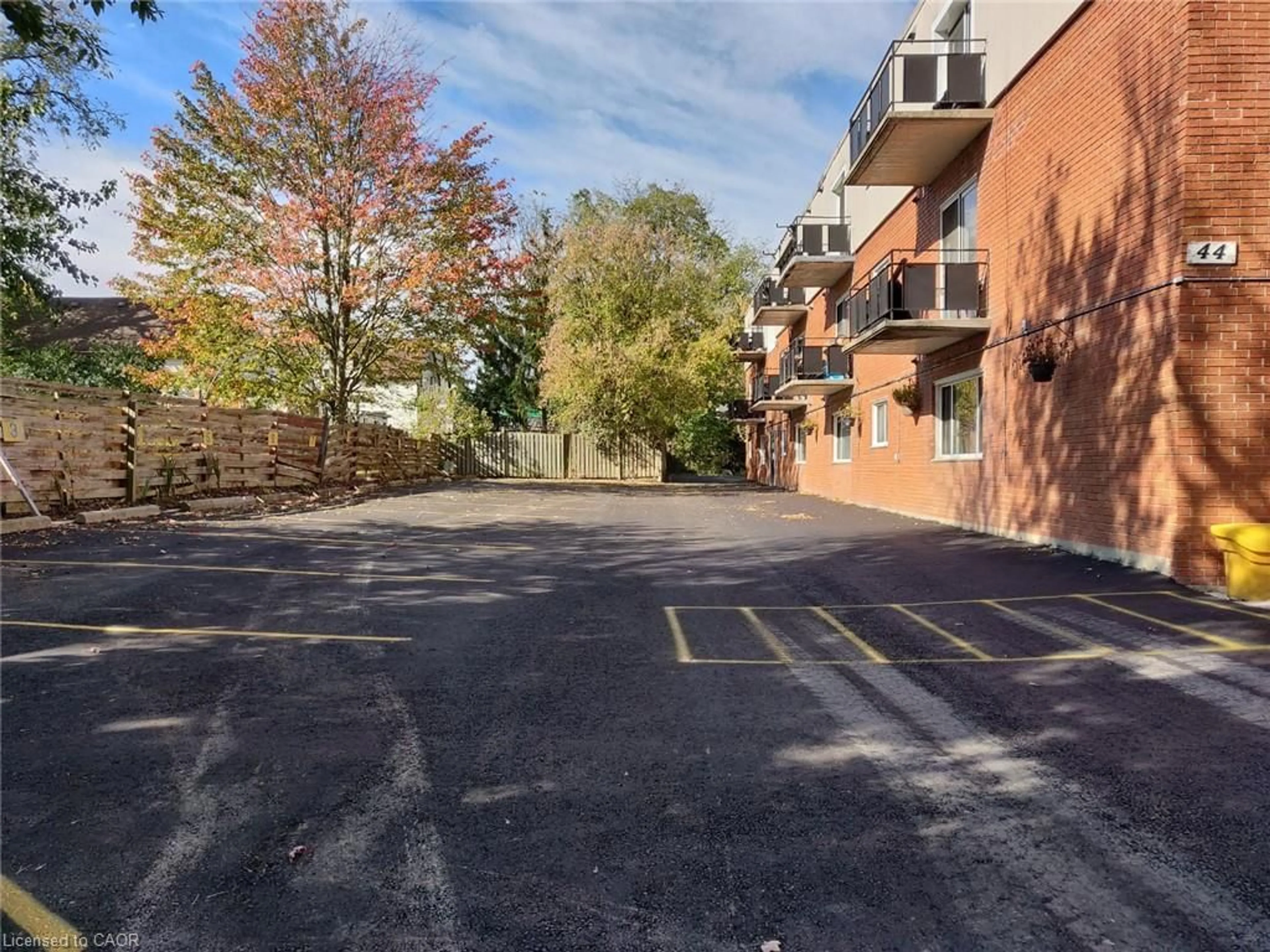 A pic from outside/outdoor area/front of a property/back of a property/a pic from drone, street for 44 Jackson St, St. Thomas Ontario N5P 2R9