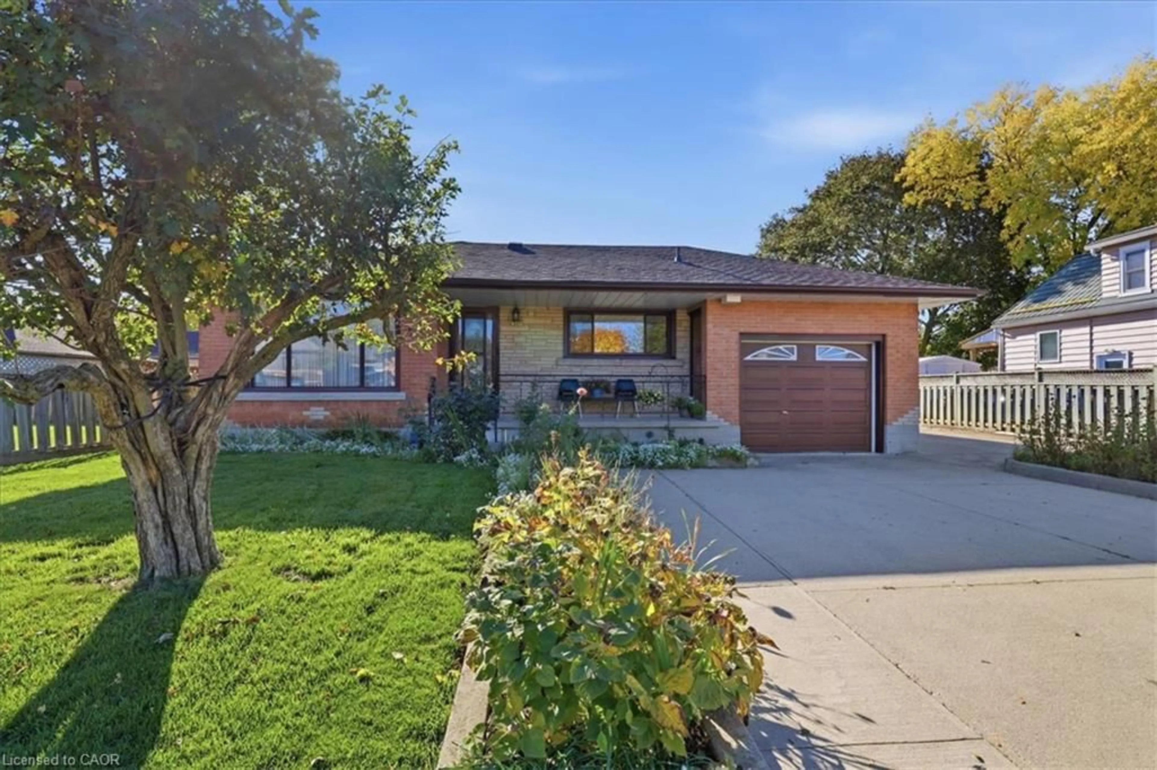 Home with brick exterior material, street for 207 Elliott St, Cambridge Ontario N1R 2K8