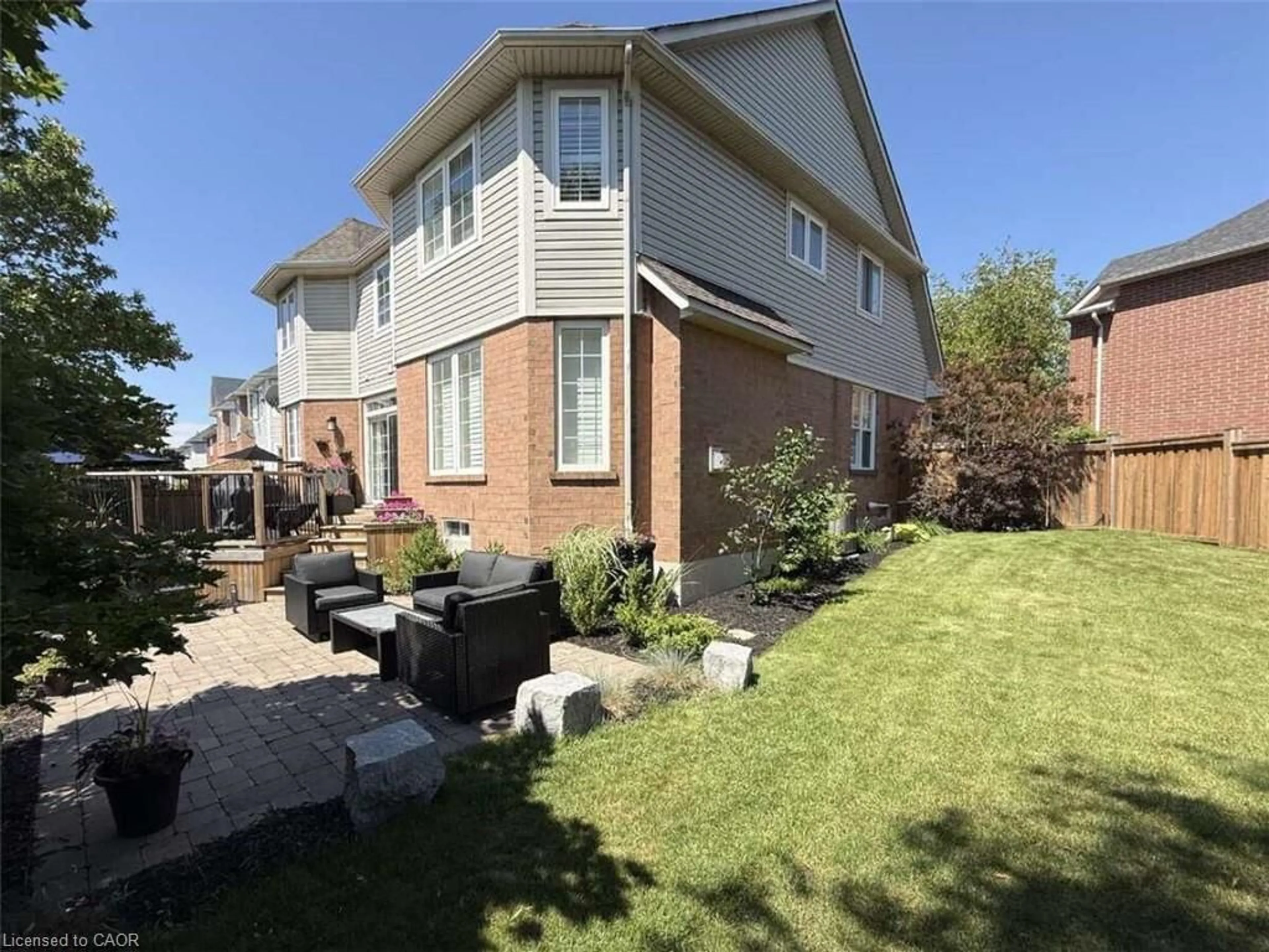 A pic from outside/outdoor area/front of a property/back of a property/a pic from drone, street for 5673 Roseville Crt, Burlington Ontario L7L 6V4