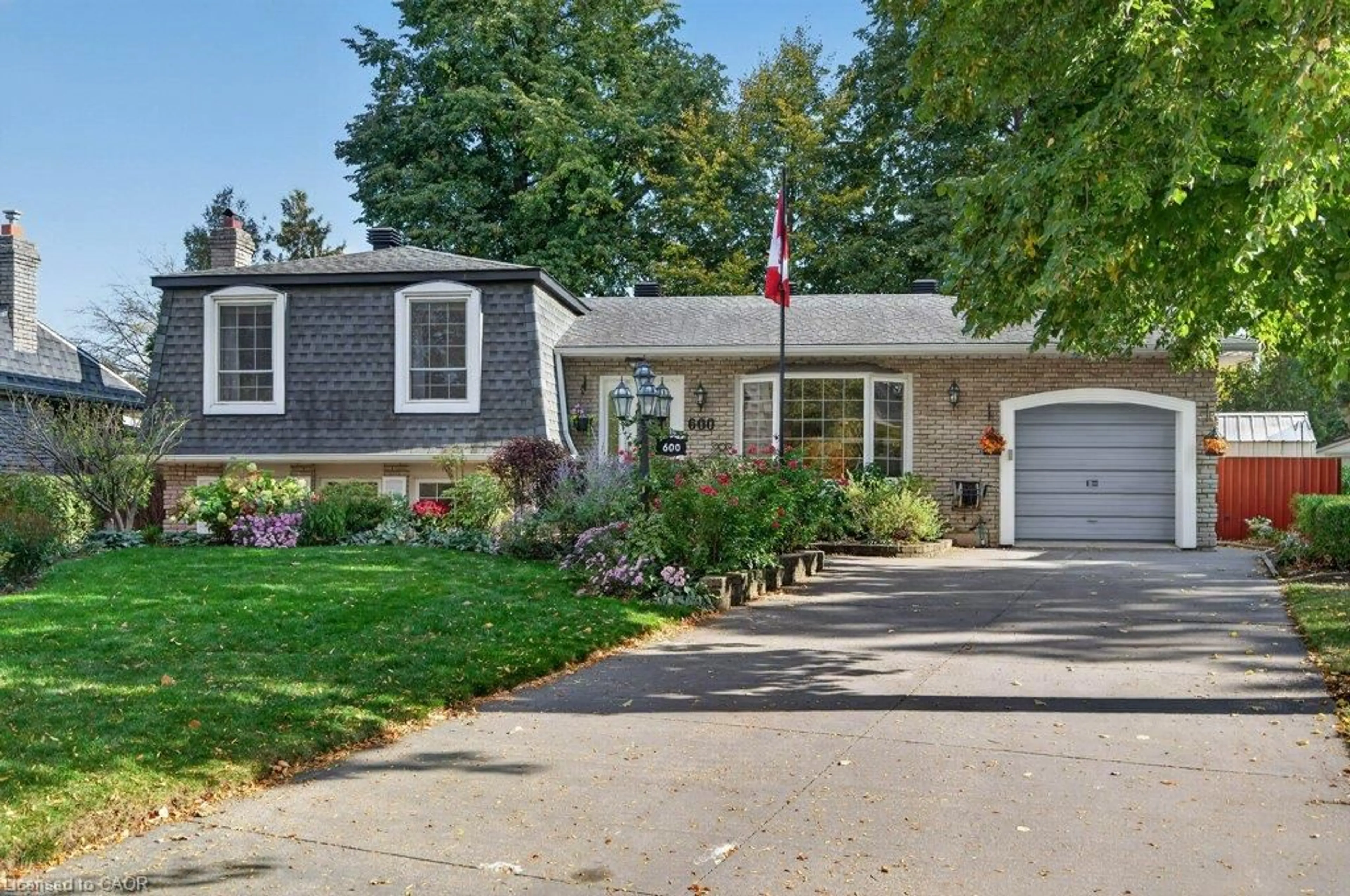 Home with vinyl exterior material, street for 600 Holly Hill Cres, Burlington Ontario L7L 3Z7