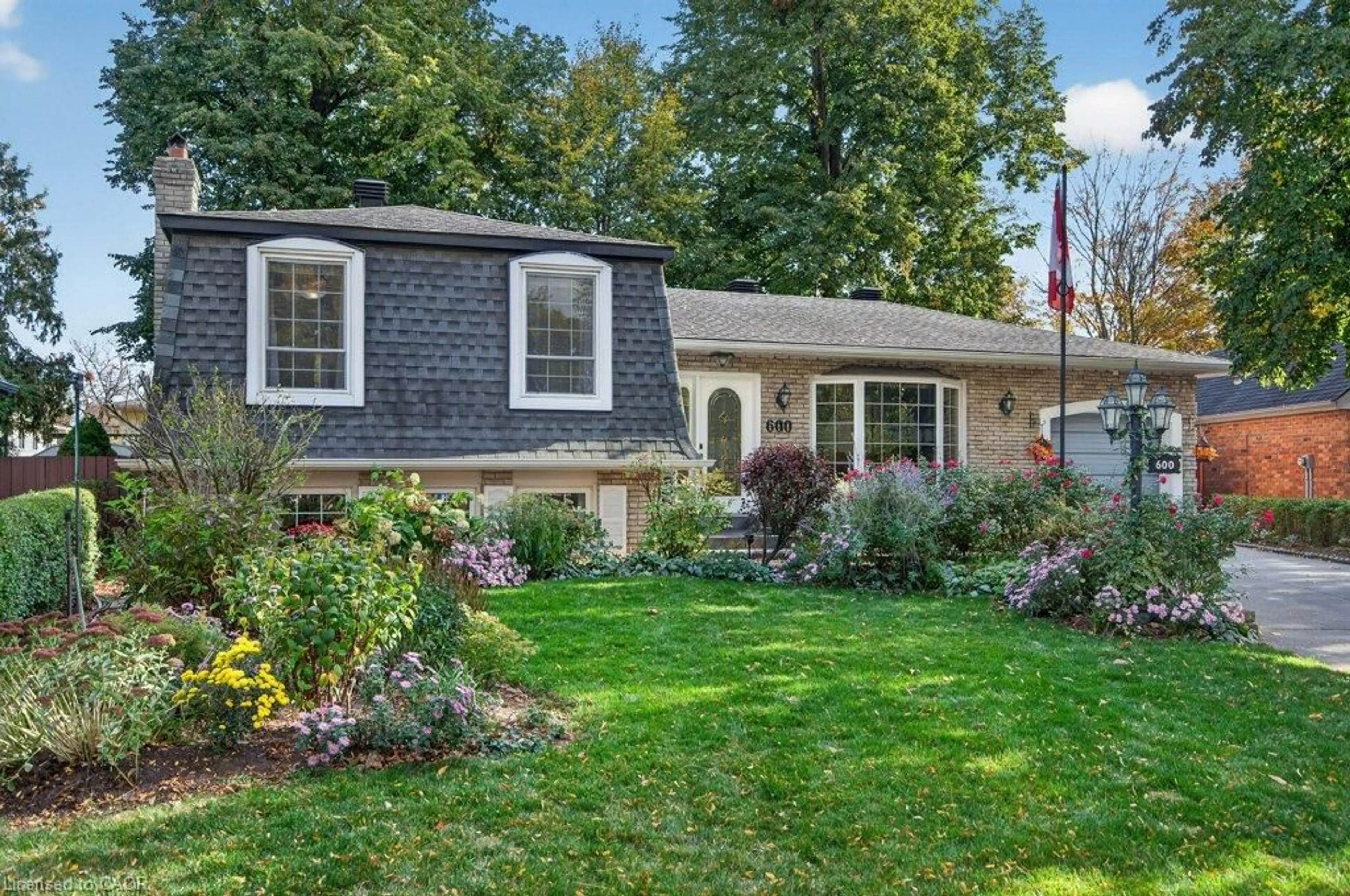 Home with vinyl exterior material, street for 600 Holly Hill Cres, Burlington Ontario L7L 3Z7