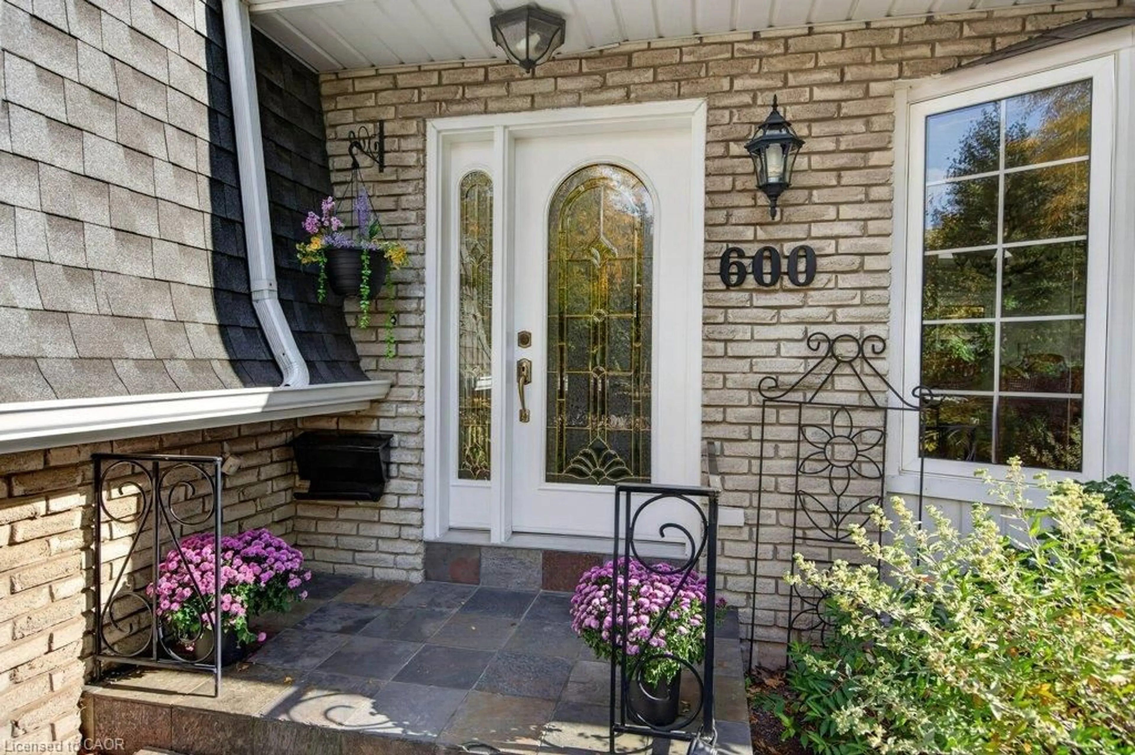 Indoor entryway for 600 Holly Hill Cres, Burlington Ontario L7L 3Z7