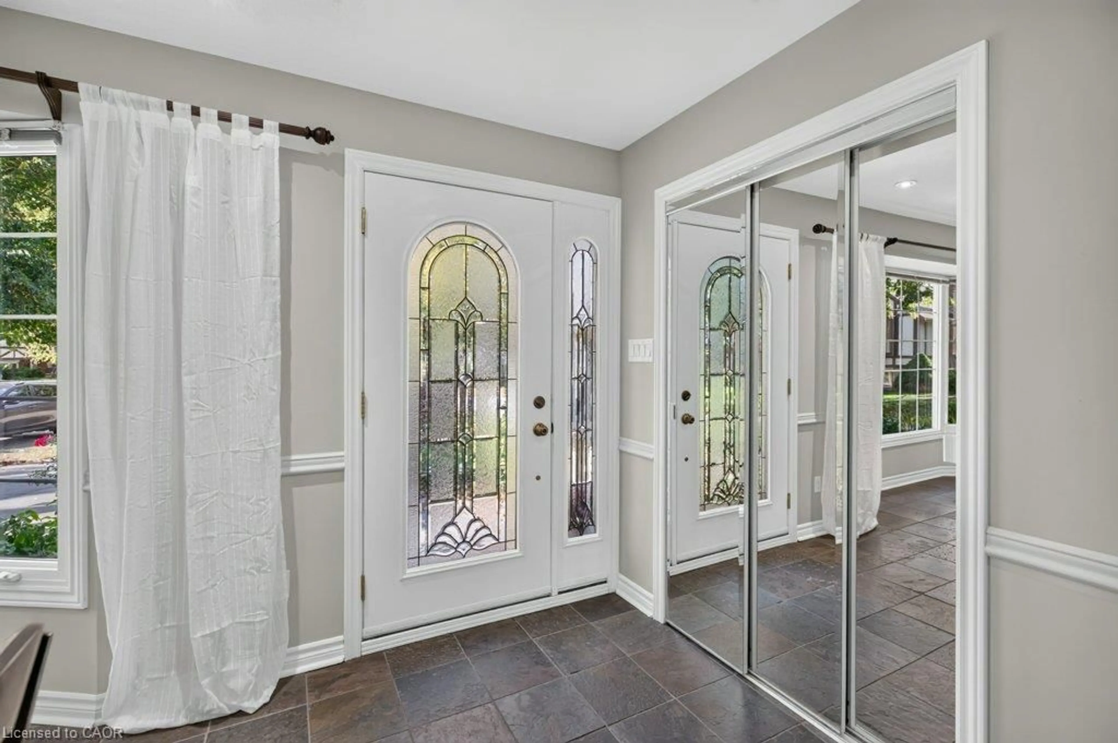 Indoor entryway for 600 Holly Hill Cres, Burlington Ontario L7L 3Z7