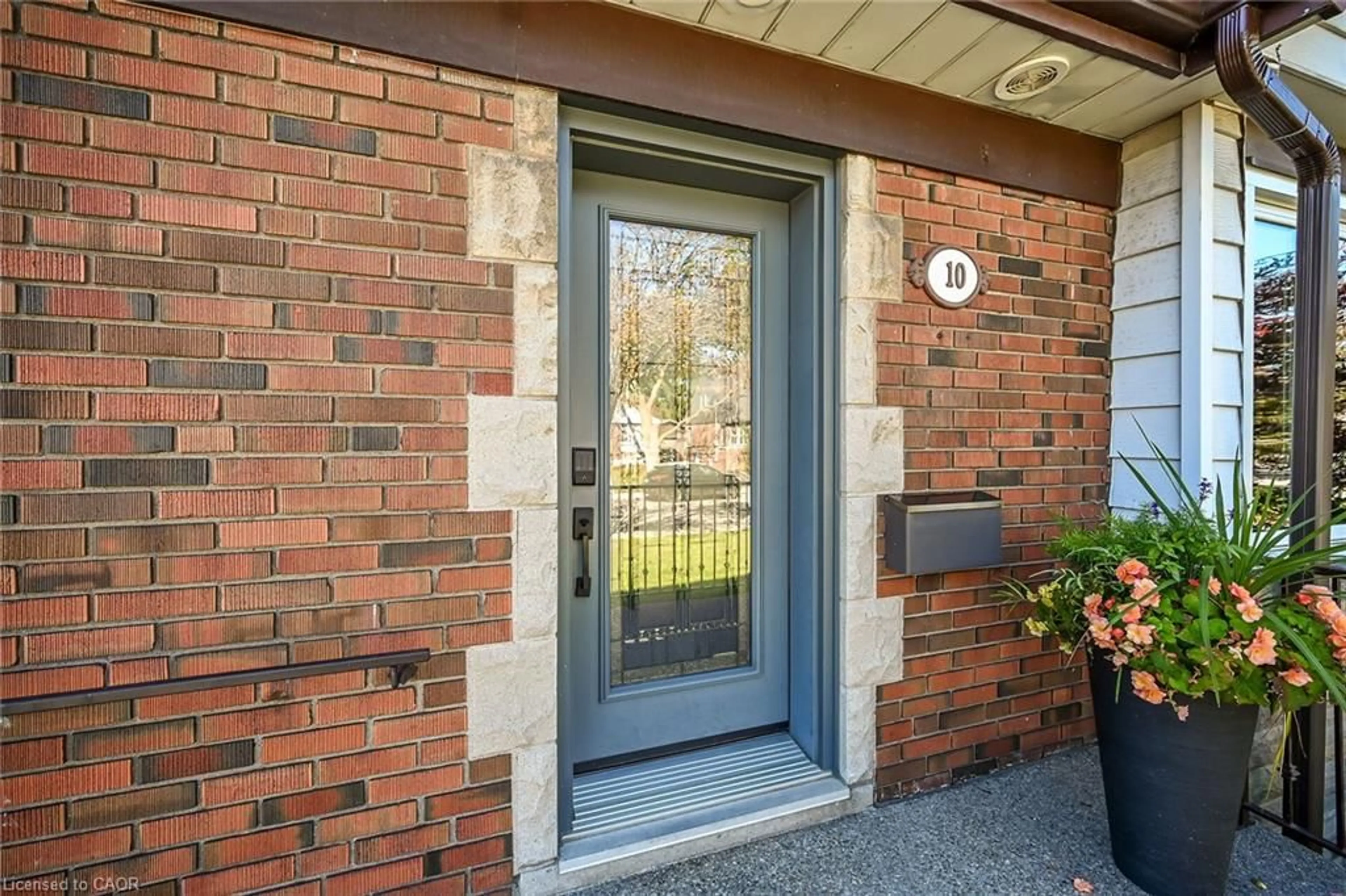 Indoor entryway for 10 Mulock Ave, Hamilton Ontario L8T 1H3