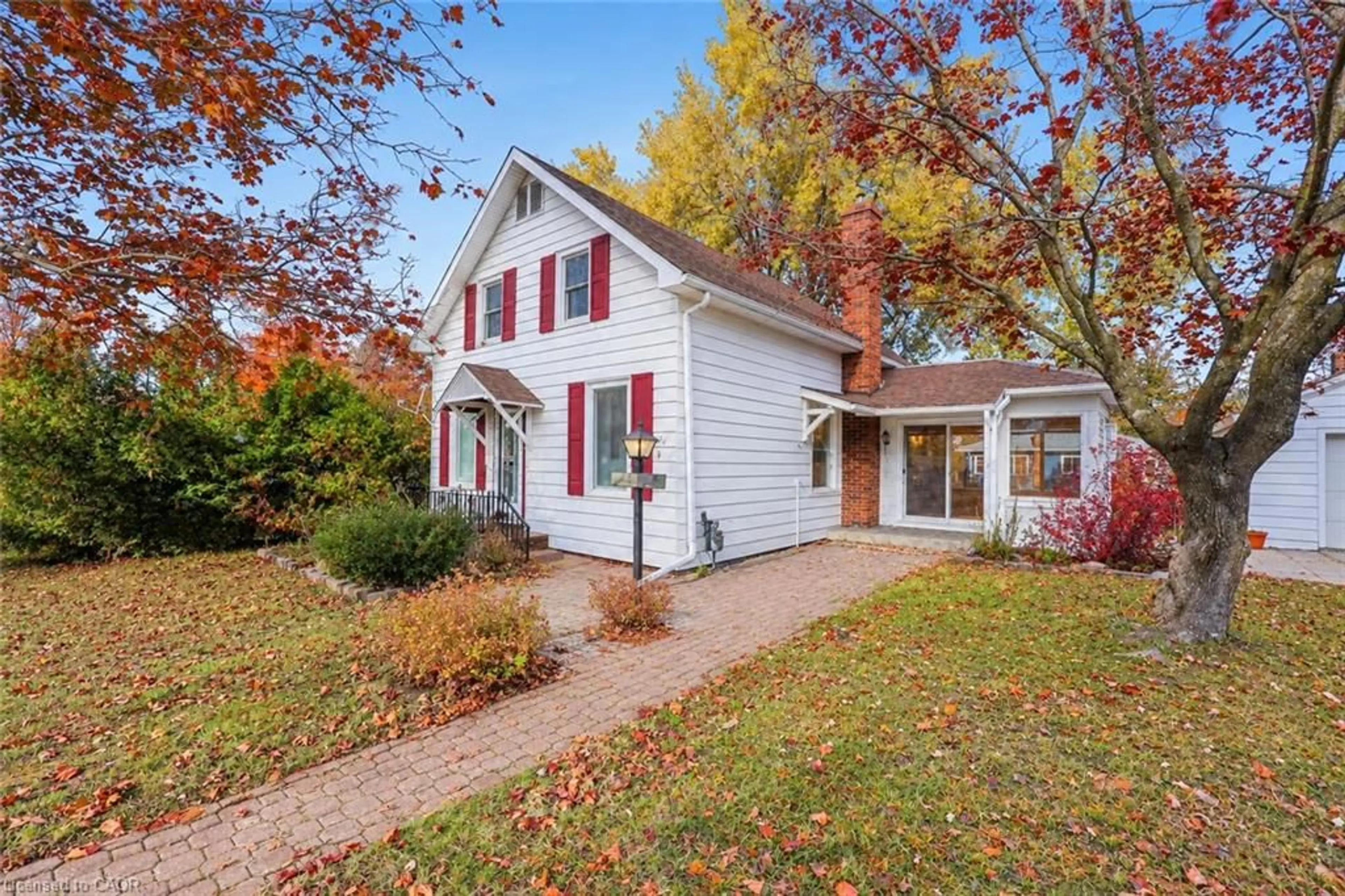 Home with vinyl exterior material, street for 190 Winewood Ave, Gravenhurst Ontario P1P 1E7