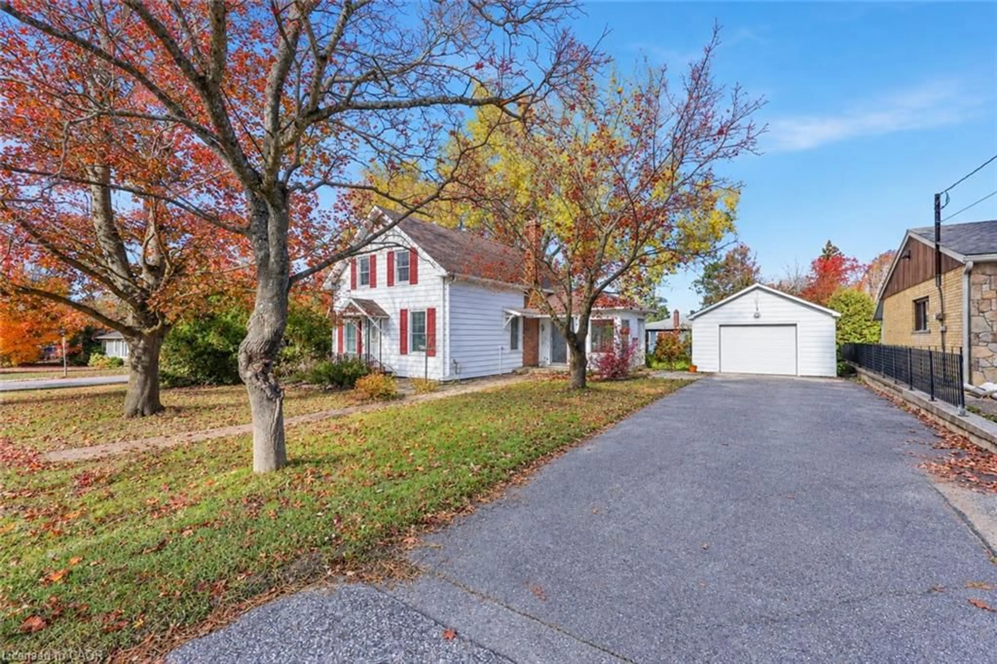 A pic from outside/outdoor area/front of a property/back of a property/a pic from drone, street for 190 Winewood Ave, Gravenhurst Ontario P1P 1E7