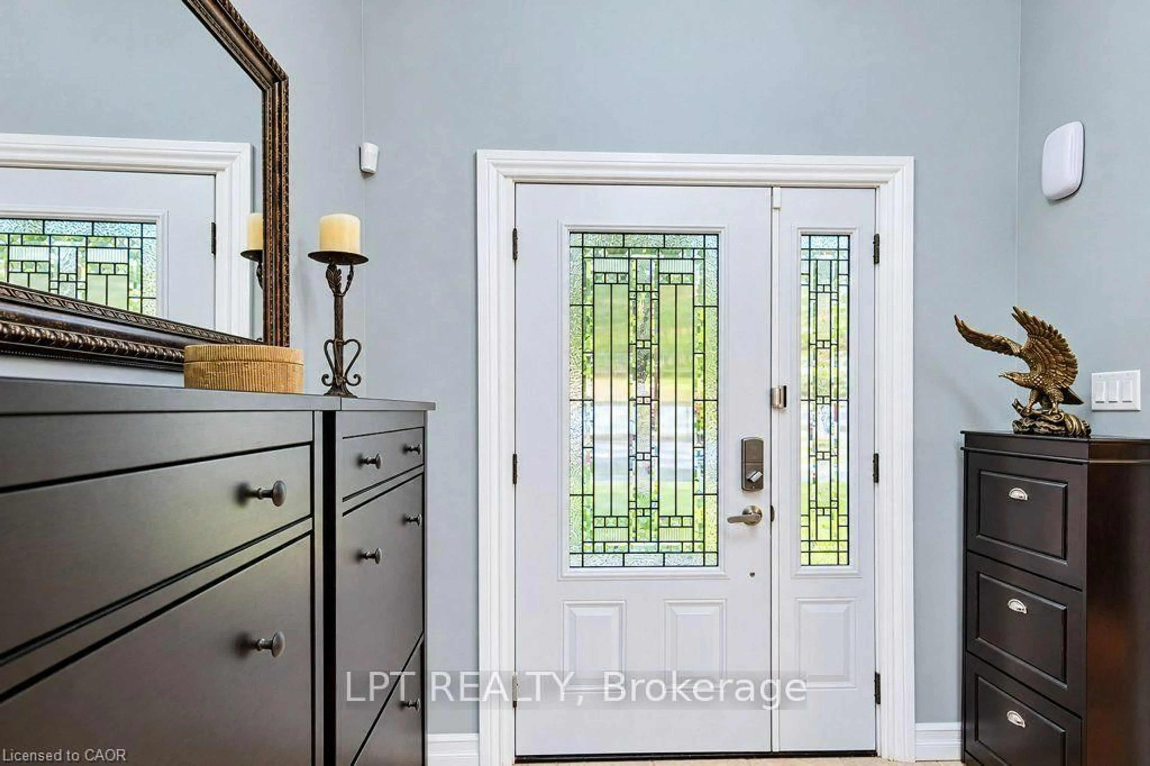 Indoor entryway for 28 Bridlewood Dr, Guelph Ontario N1G 4B2