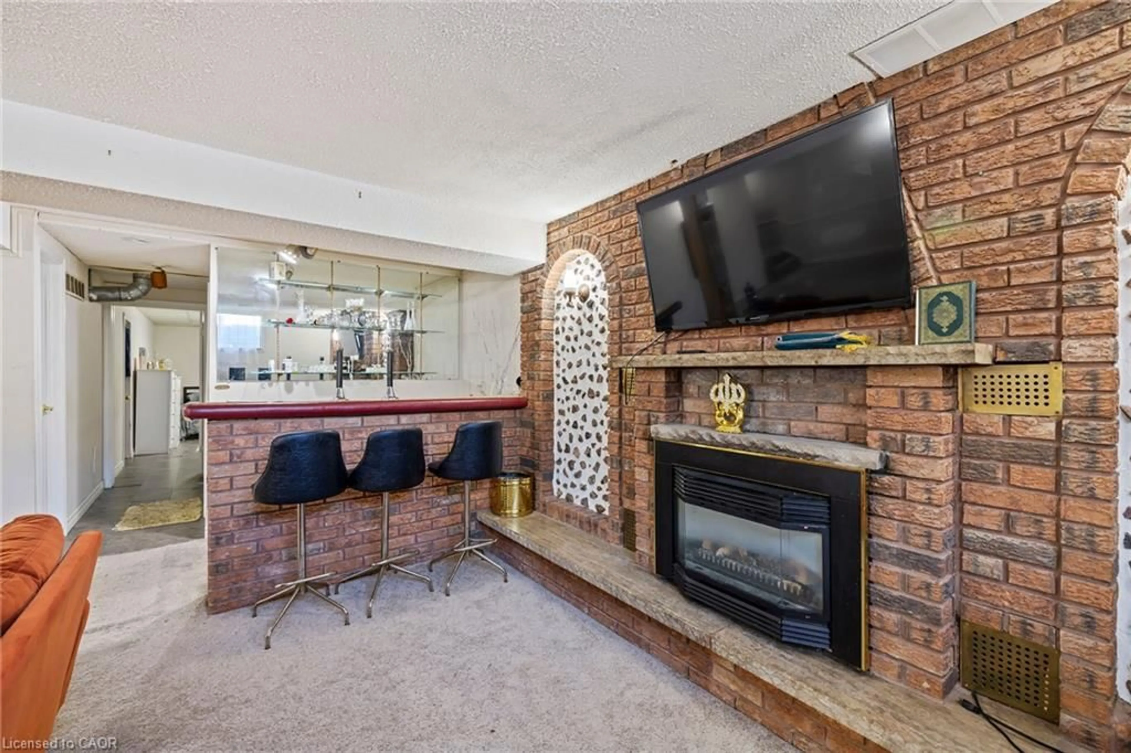 Home theater for 490 Queen Victoria Dr, Hamilton Ontario L8W 1G9