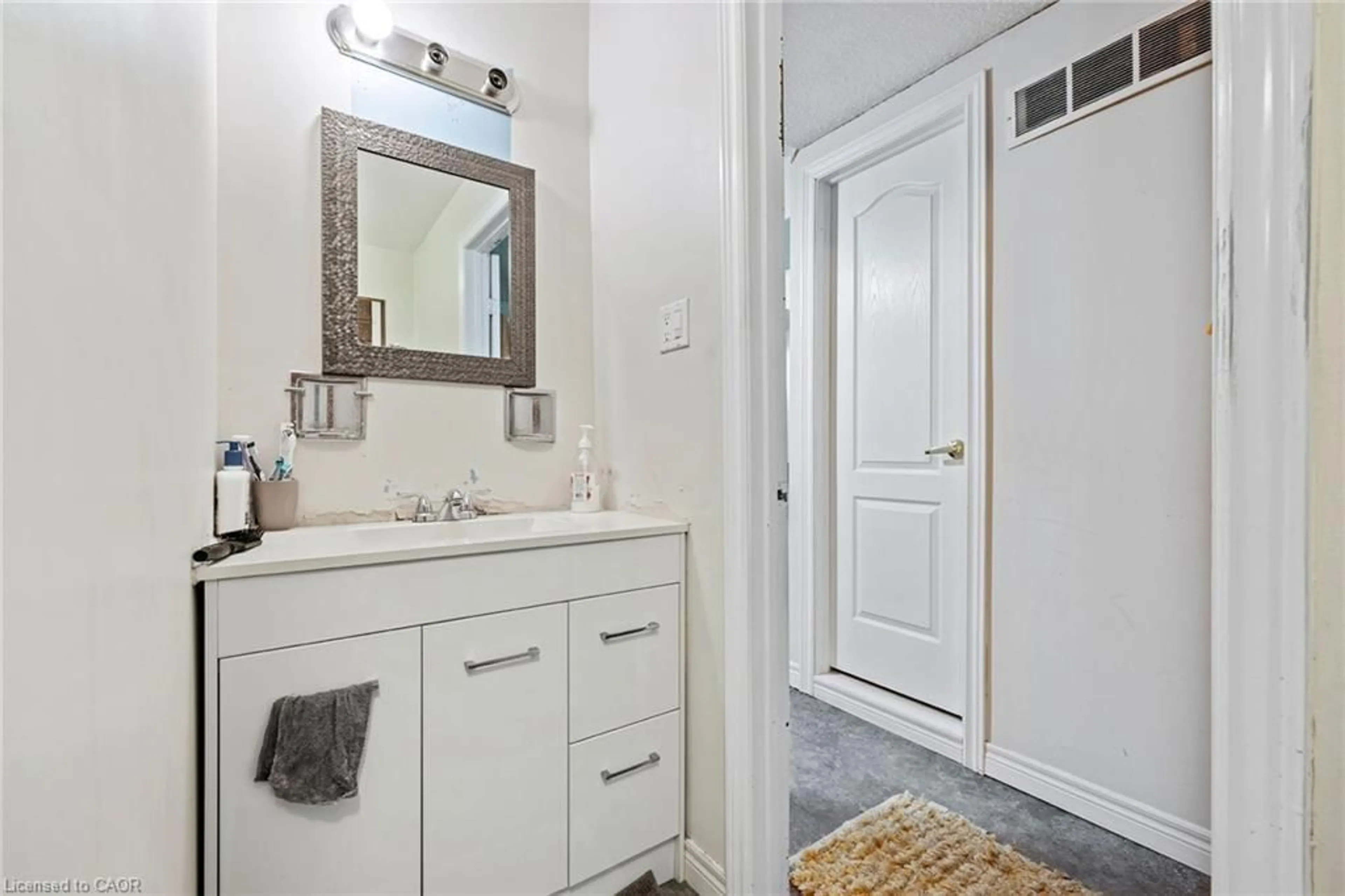 Contemporary bathroom, ceramic/tile floor for 490 Queen Victoria Dr, Hamilton Ontario L8W 1G9