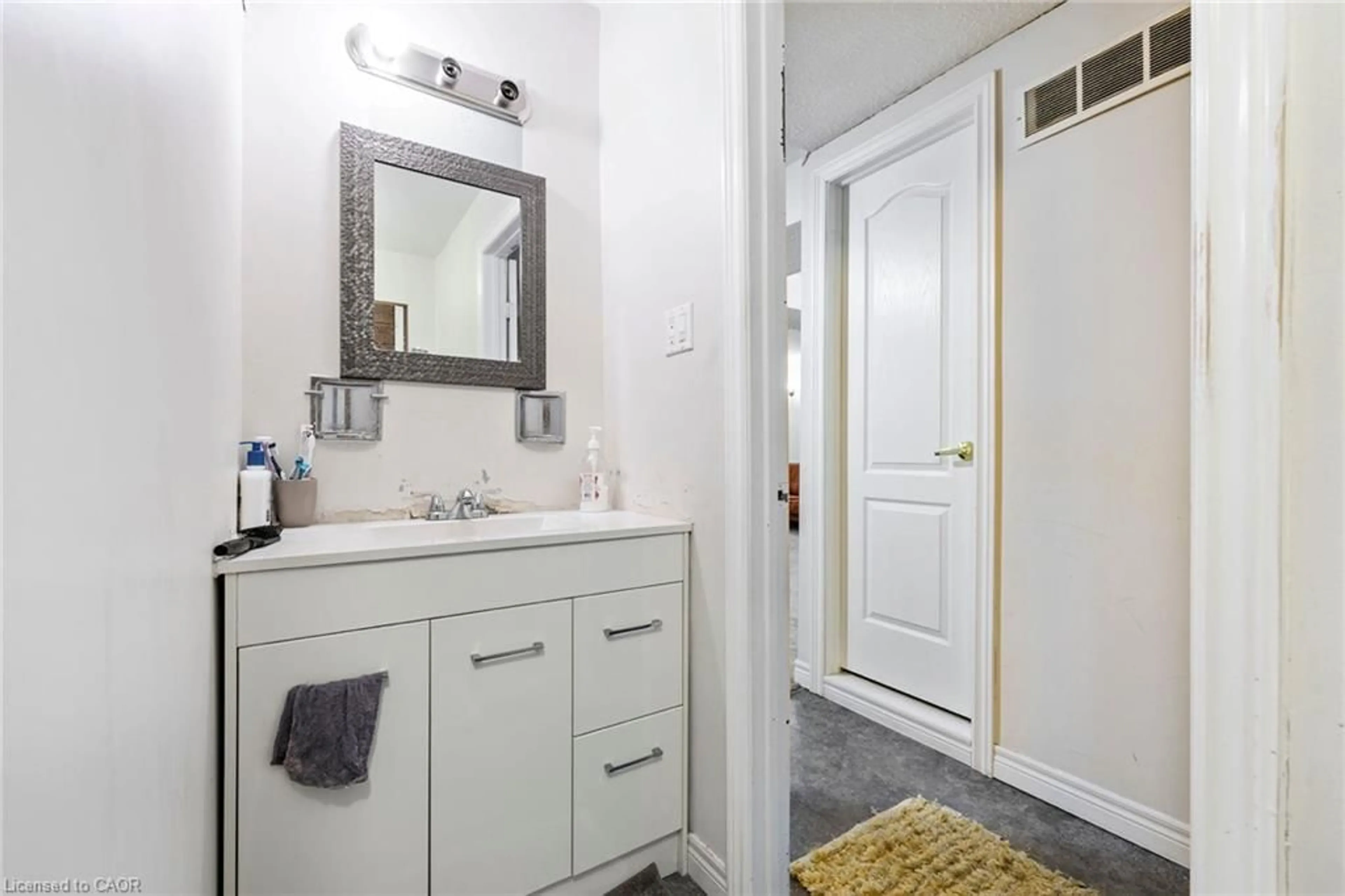 Standard bathroom, ceramic/tile floor for 490 Queen Victoria Dr, Hamilton Ontario L8W 1G9