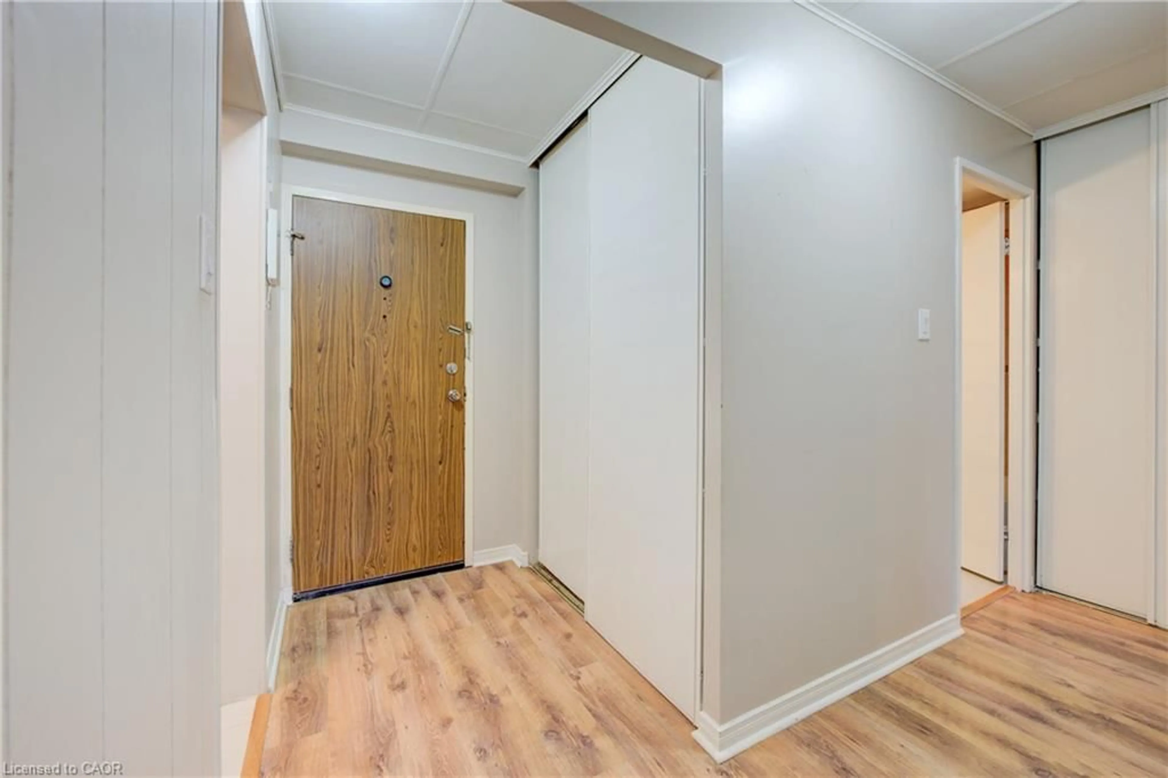 Indoor foyer for 24 Mooregate Cres #202, Kitchener Ontario N2M 2G1