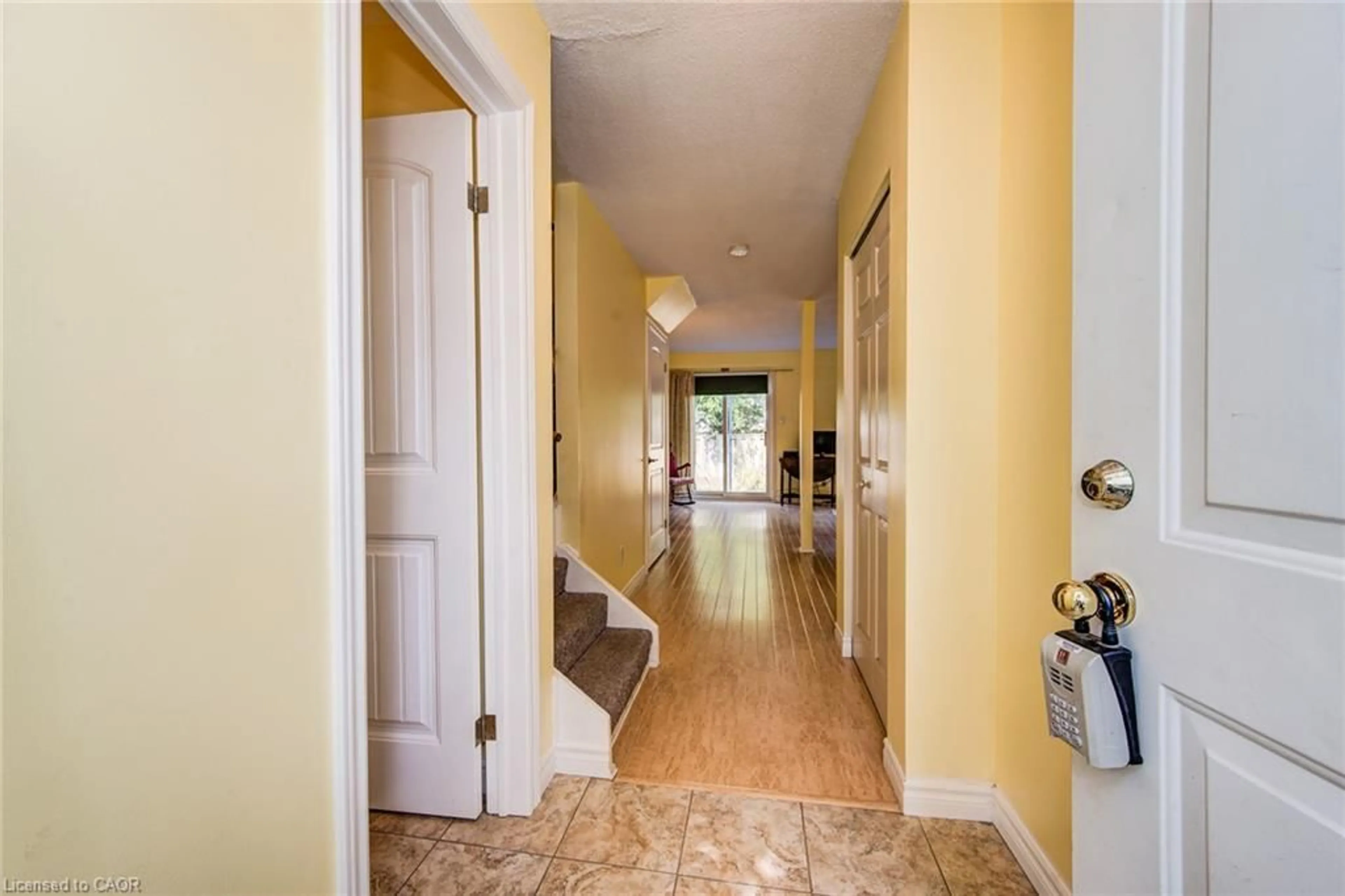 Indoor entryway for 32 Mowat Blvd #25, Kitchener Ontario N2E 1X4