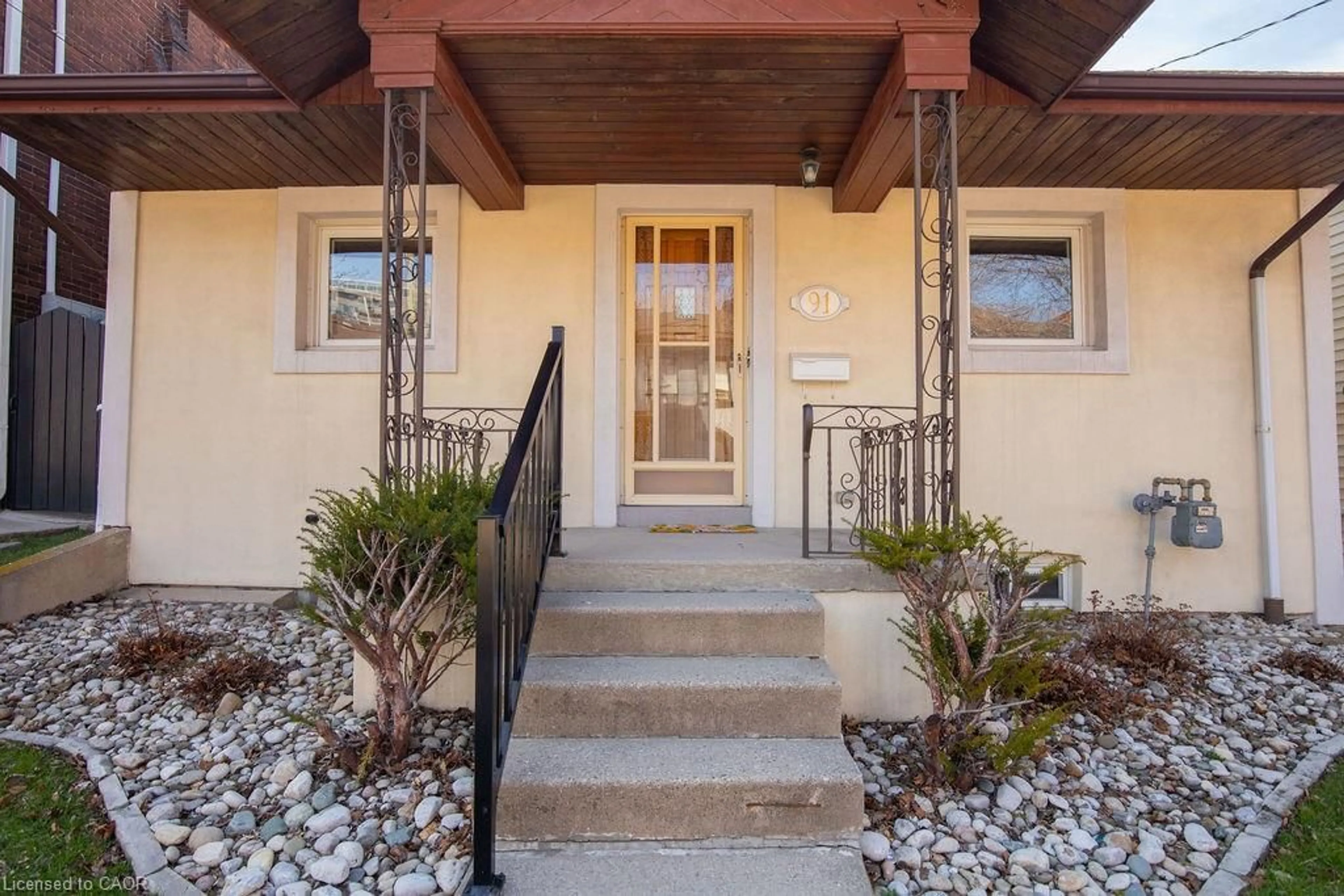 Indoor entryway for 91 Pearl St, Hamilton Ontario L8R 2Z2