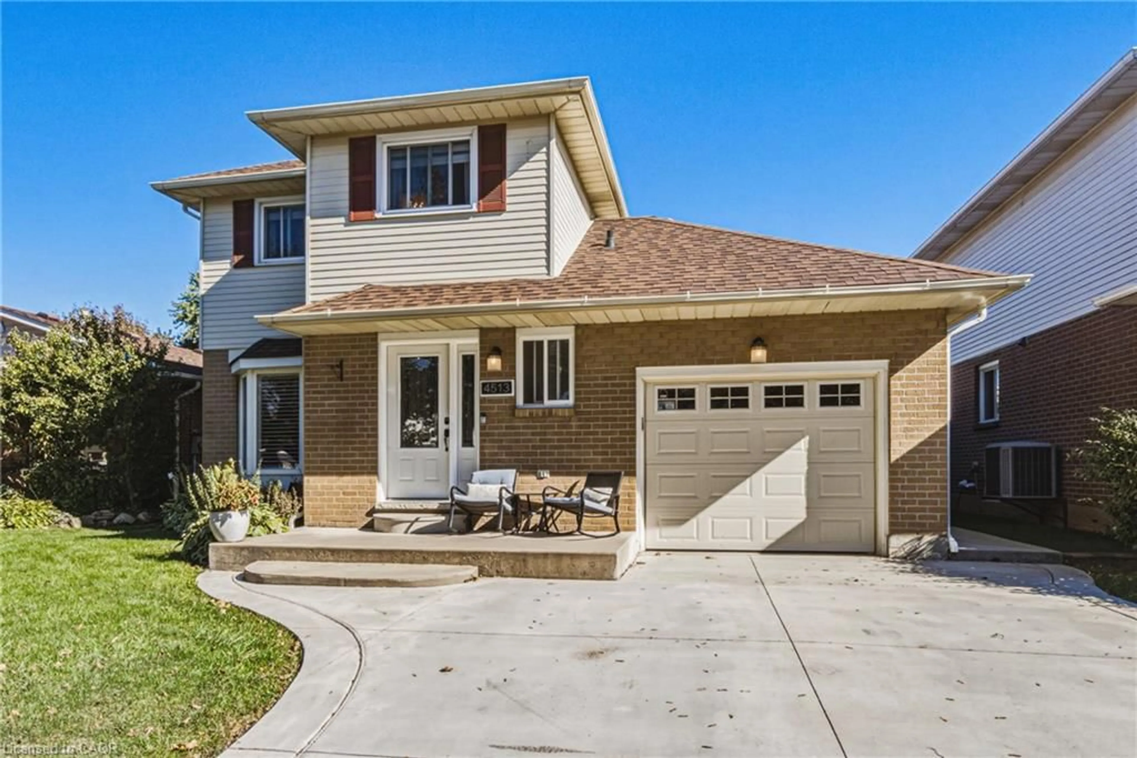 Home with vinyl exterior material, street for 4513 Cedarbrook Lane, Lincoln Ontario L0R 1B5