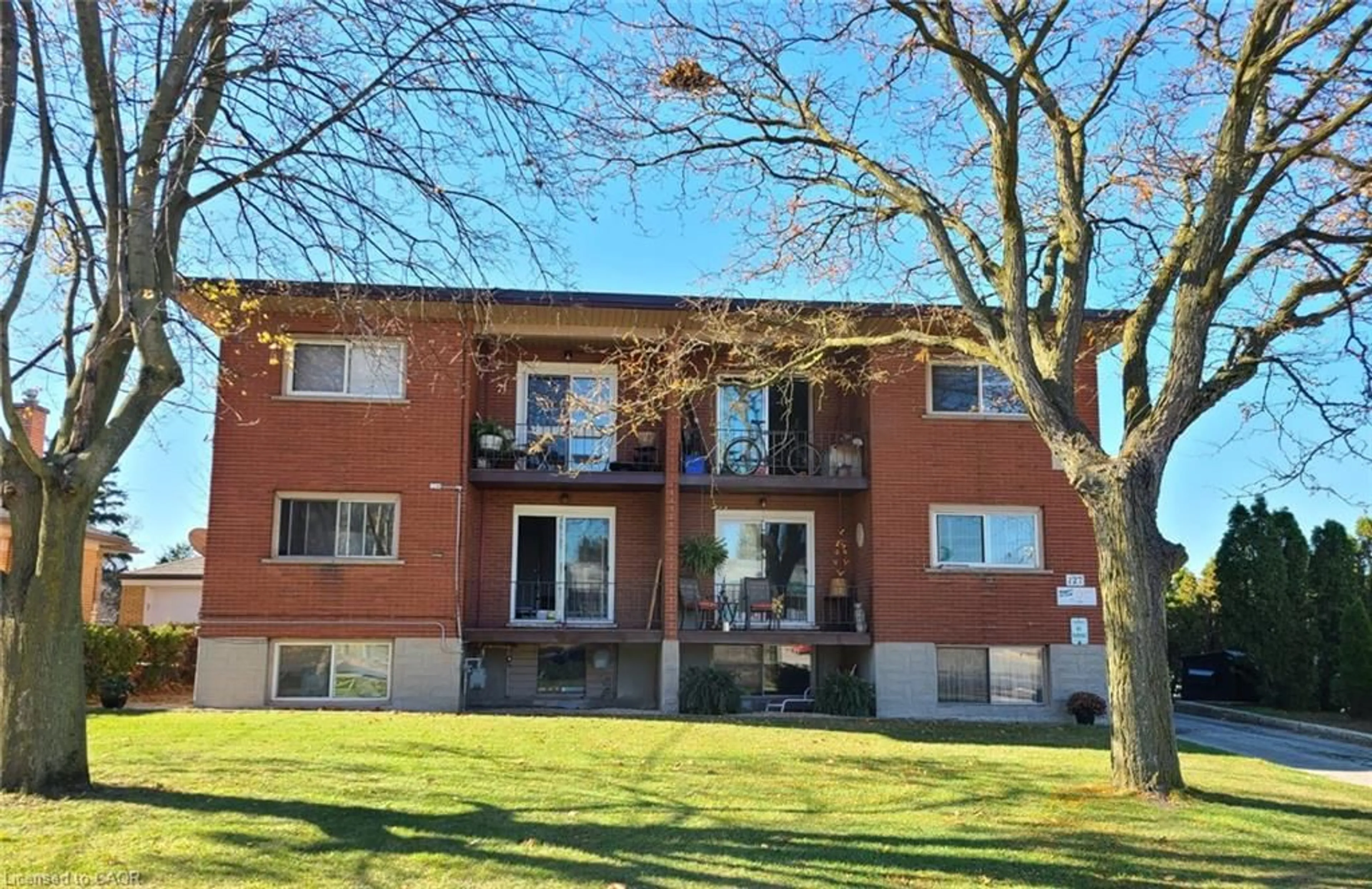 Patio, building for 127 Ann St, Kitchener Ontario N2B 1Y2