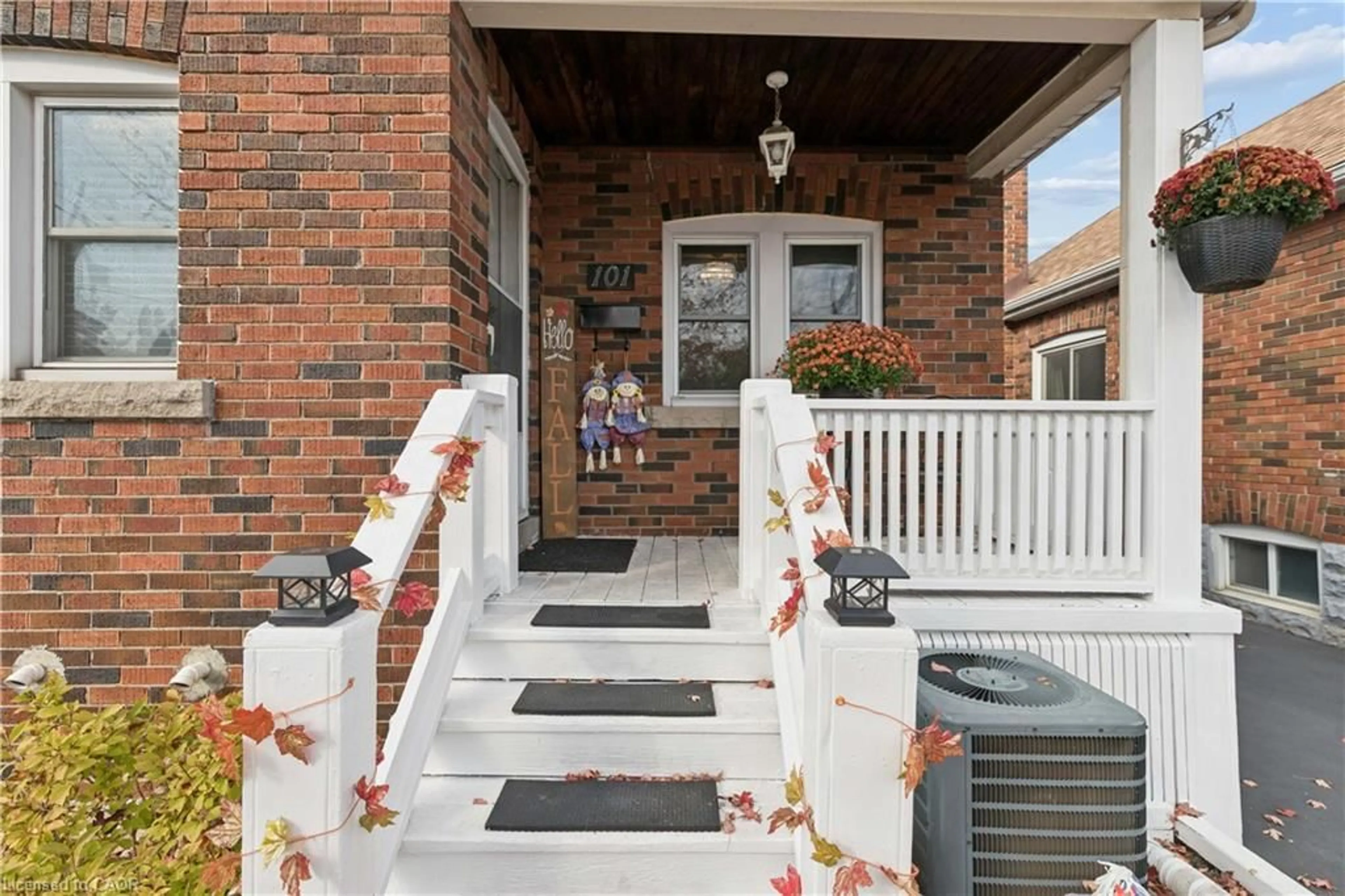 Patio, street for 101 Fairfield Ave, Hamilton Ontario L8H 5H1