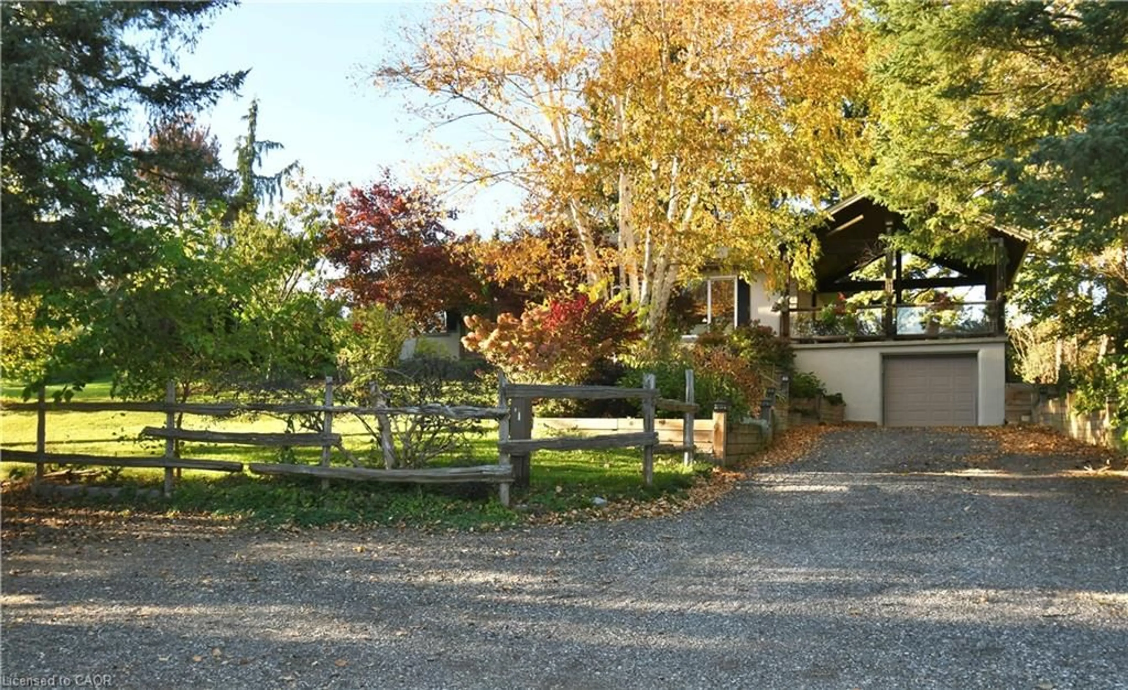 Patio, street for 855 Governors Rd, Dundas Ontario L9H 5E3