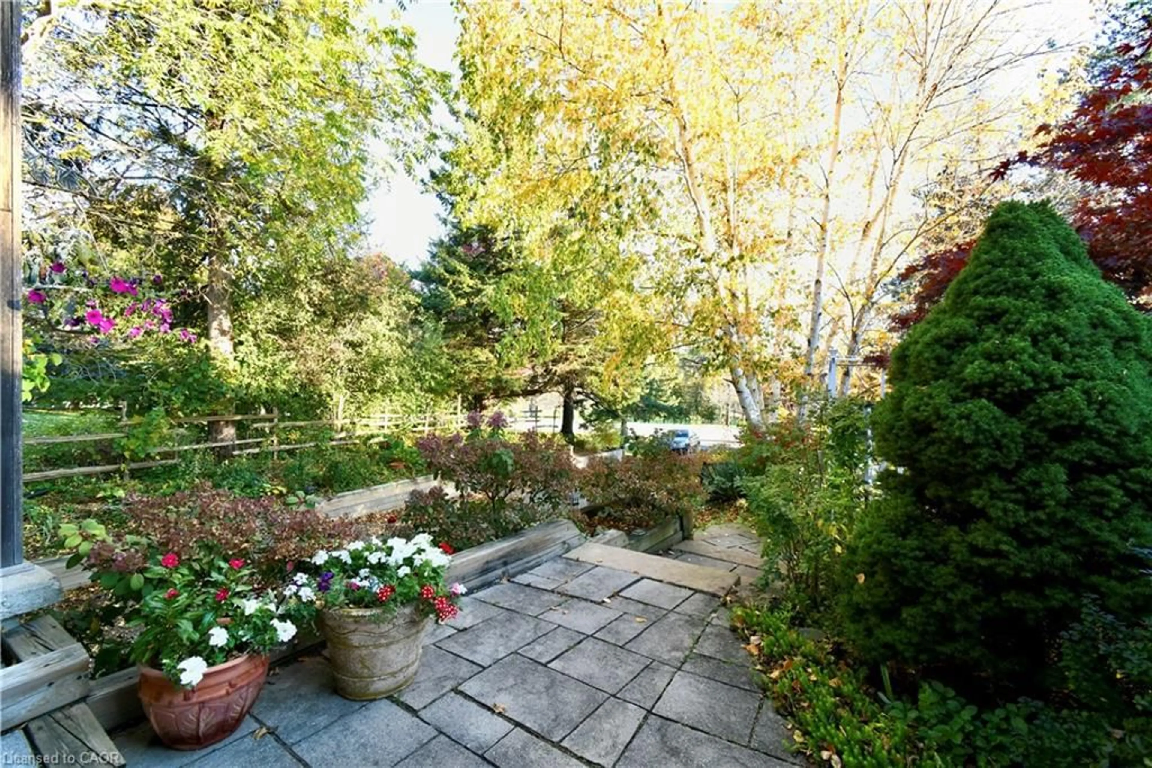 Patio, street for 855 Governors Rd, Dundas Ontario L9H 5E3