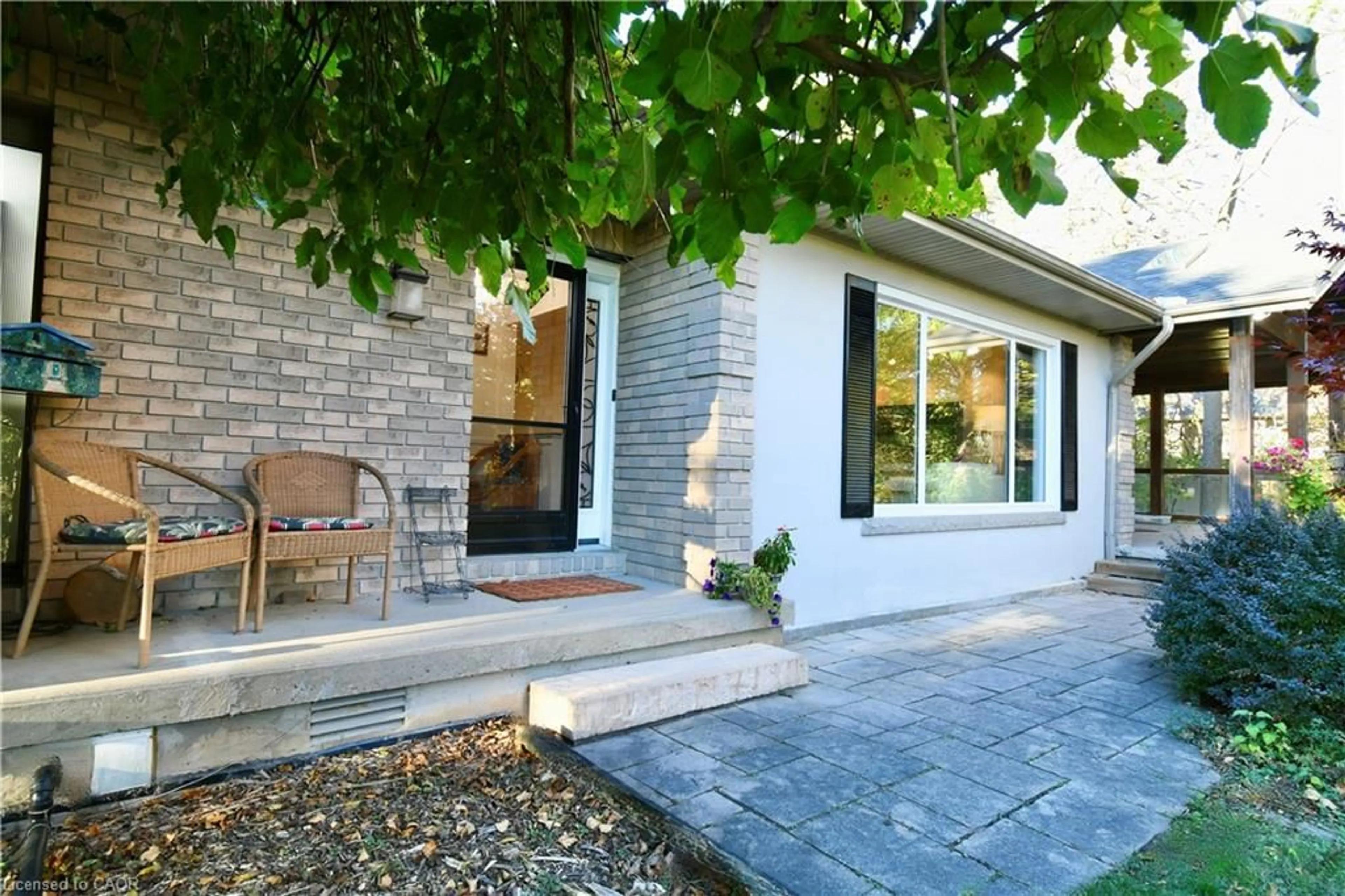 Patio, street for 855 Governors Rd, Dundas Ontario L9H 5E3