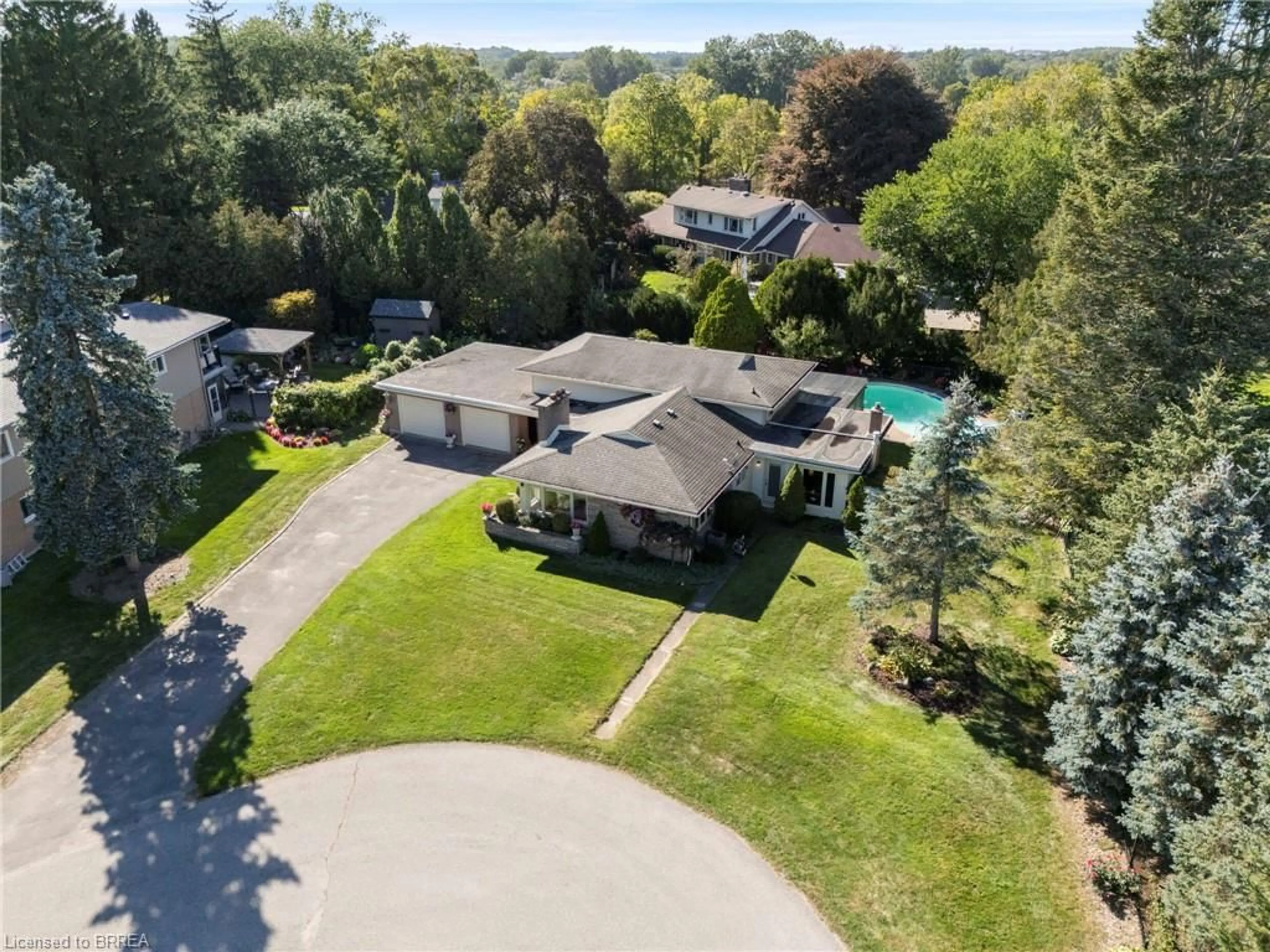 A pic from outside/outdoor area/front of a property/back of a property/a pic from drone, street for 6 Howard Rd, Brantford Ontario N3T 5V8