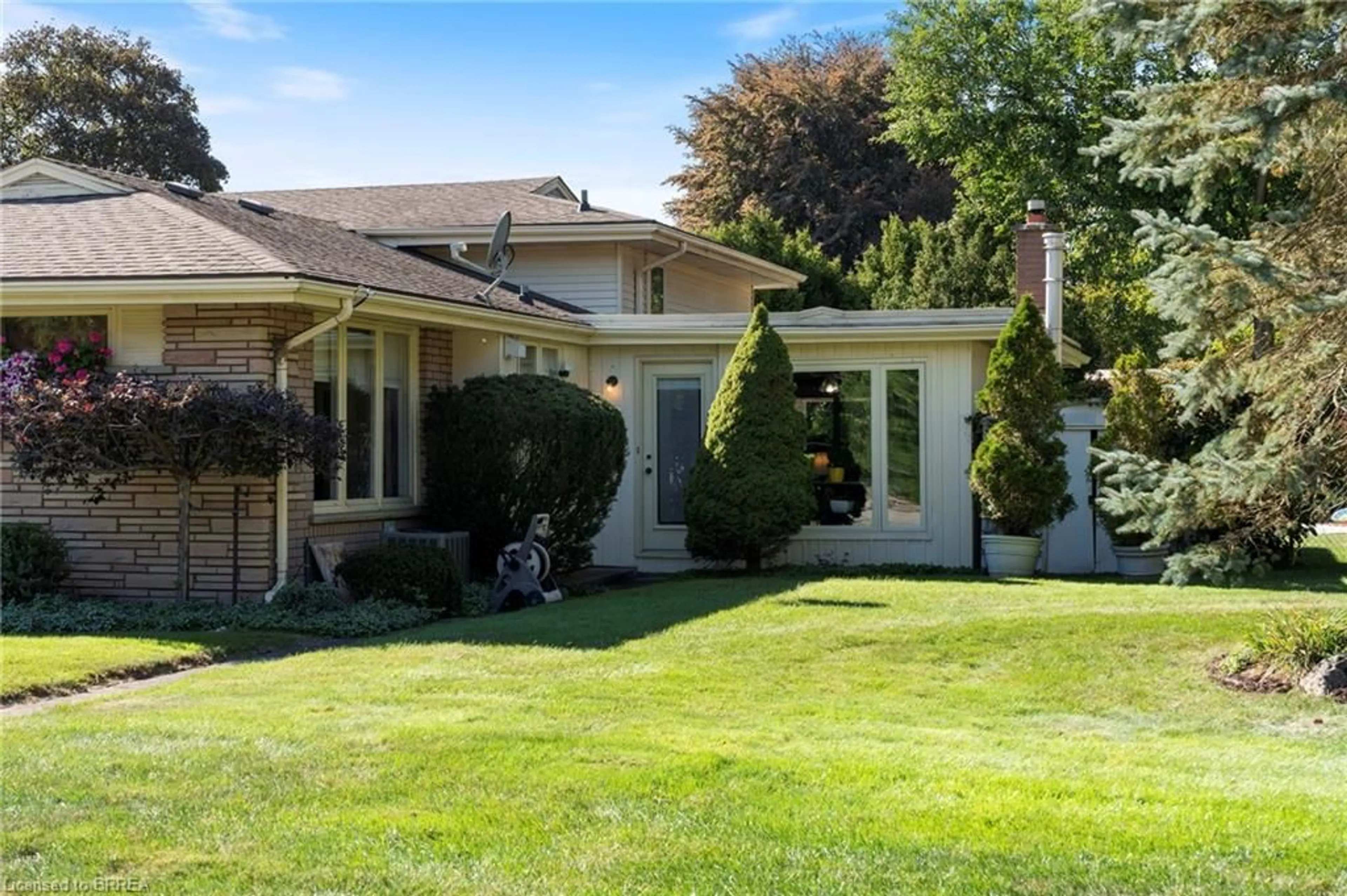 A pic from outside/outdoor area/front of a property/back of a property/a pic from drone, street for 6 Howard Rd, Brantford Ontario N3T 5V8