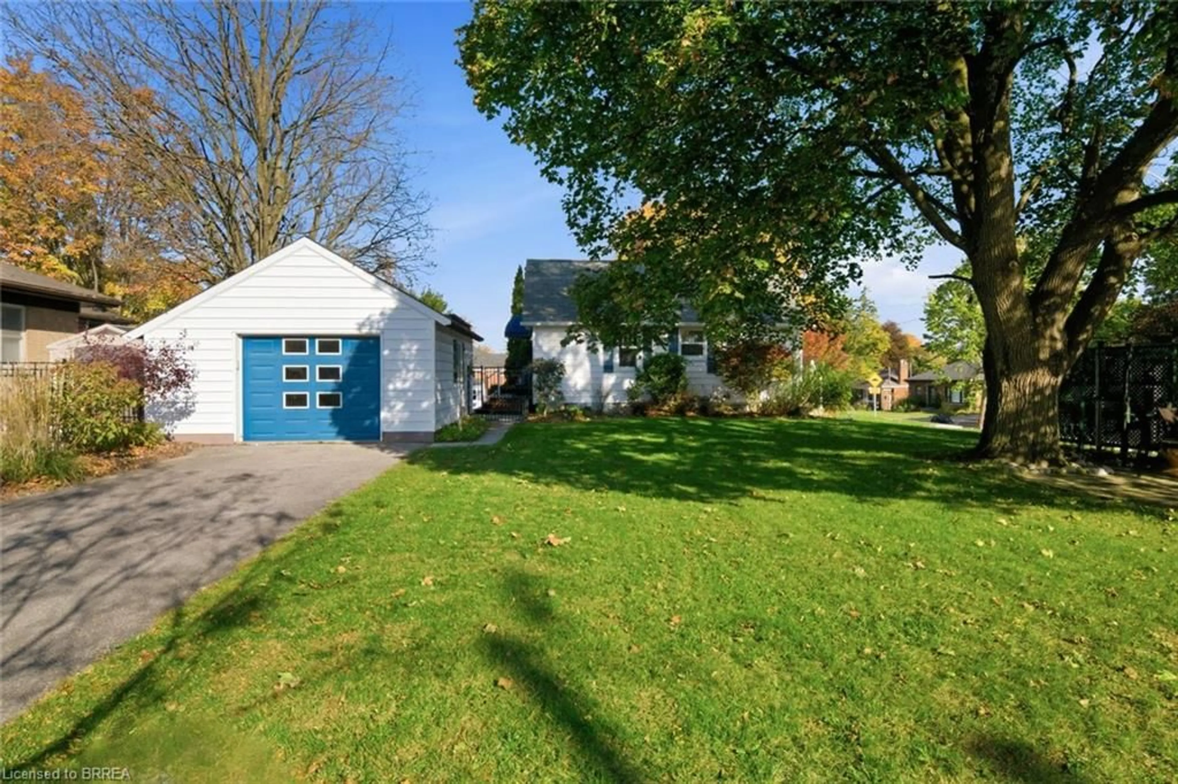 A pic from outside/outdoor area/front of a property/back of a property/a pic from drone, street for 222 St George St, Brantford Ontario N3R 1W7