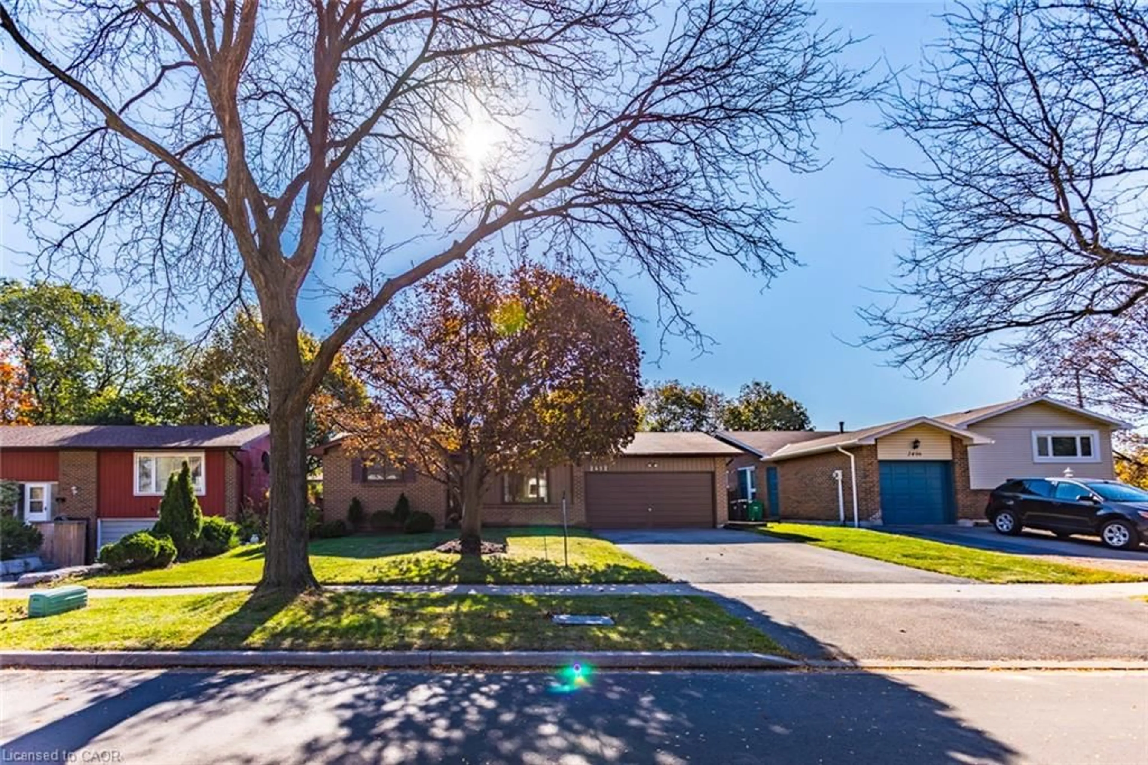 A pic from outside/outdoor area/front of a property/back of a property/a pic from drone, street for 2412 Brasilia Cir, Mississauga Ontario L5N 2G1