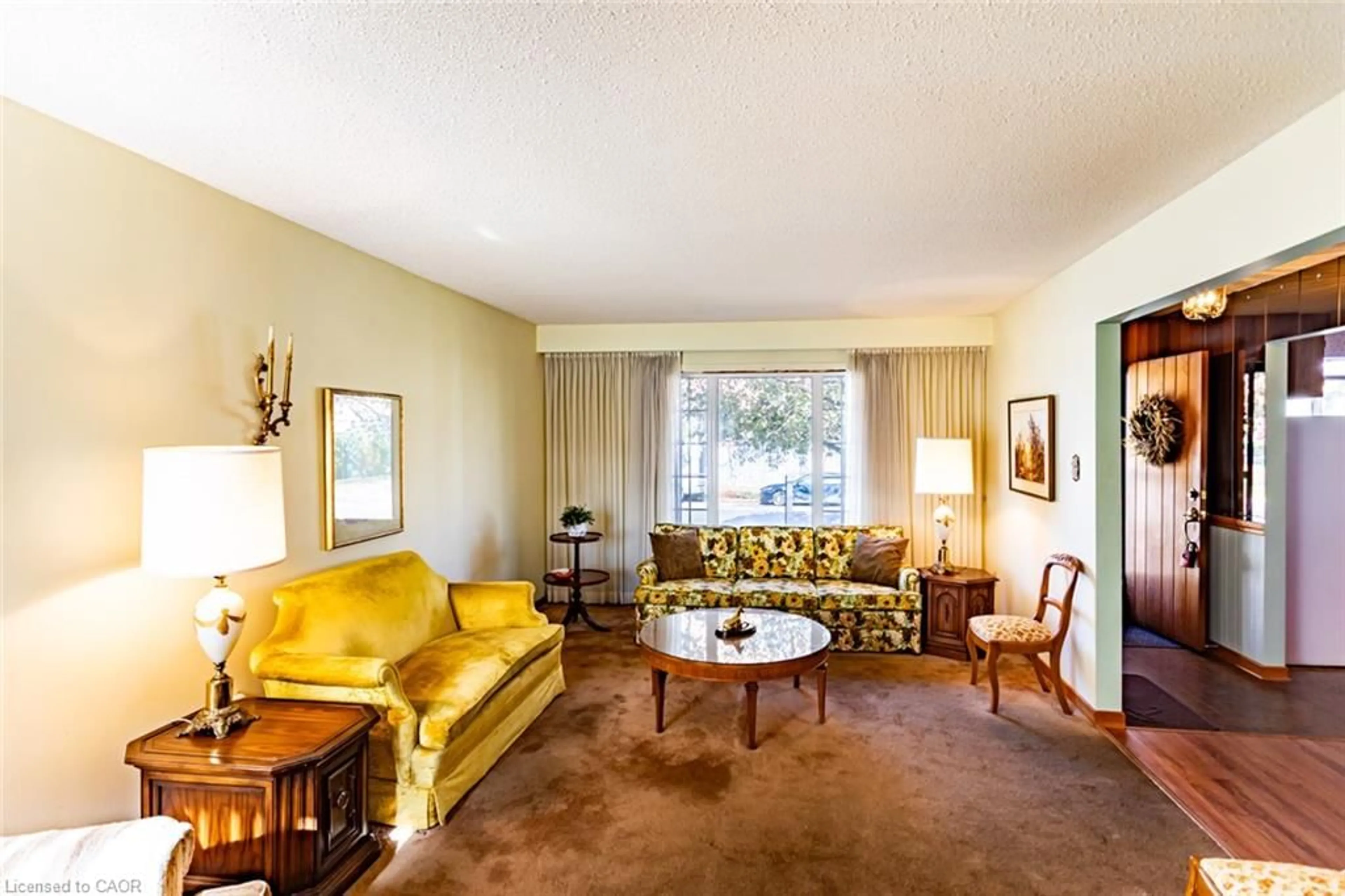 Living room with furniture, carpet floor for 2412 Brasilia Cir, Mississauga Ontario L5N 2G1