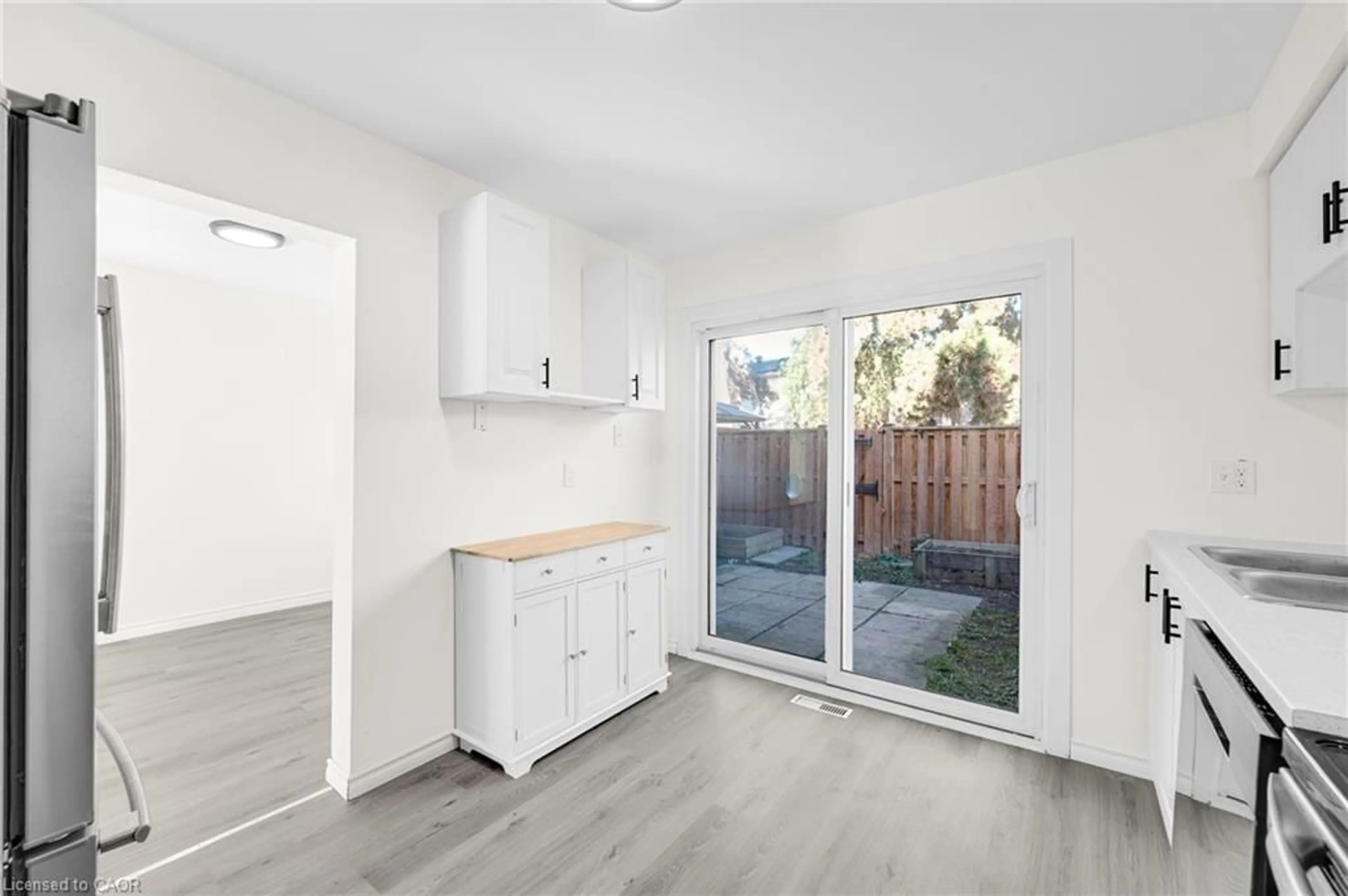 Open concept kitchen, wood/laminate floor for 5175 Banting Crt, Burlington Ontario L7L 2Z4