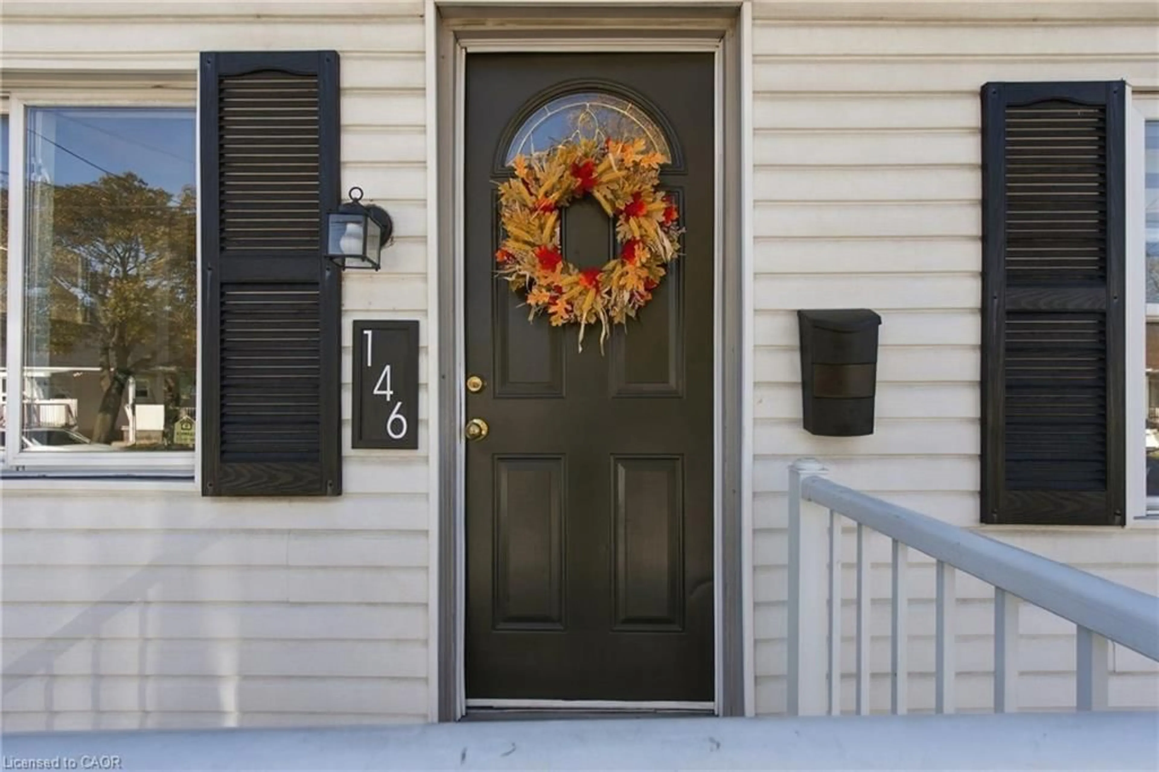 Indoor entryway for 146 Hope Ave, Hamilton Ontario L8H 2E8