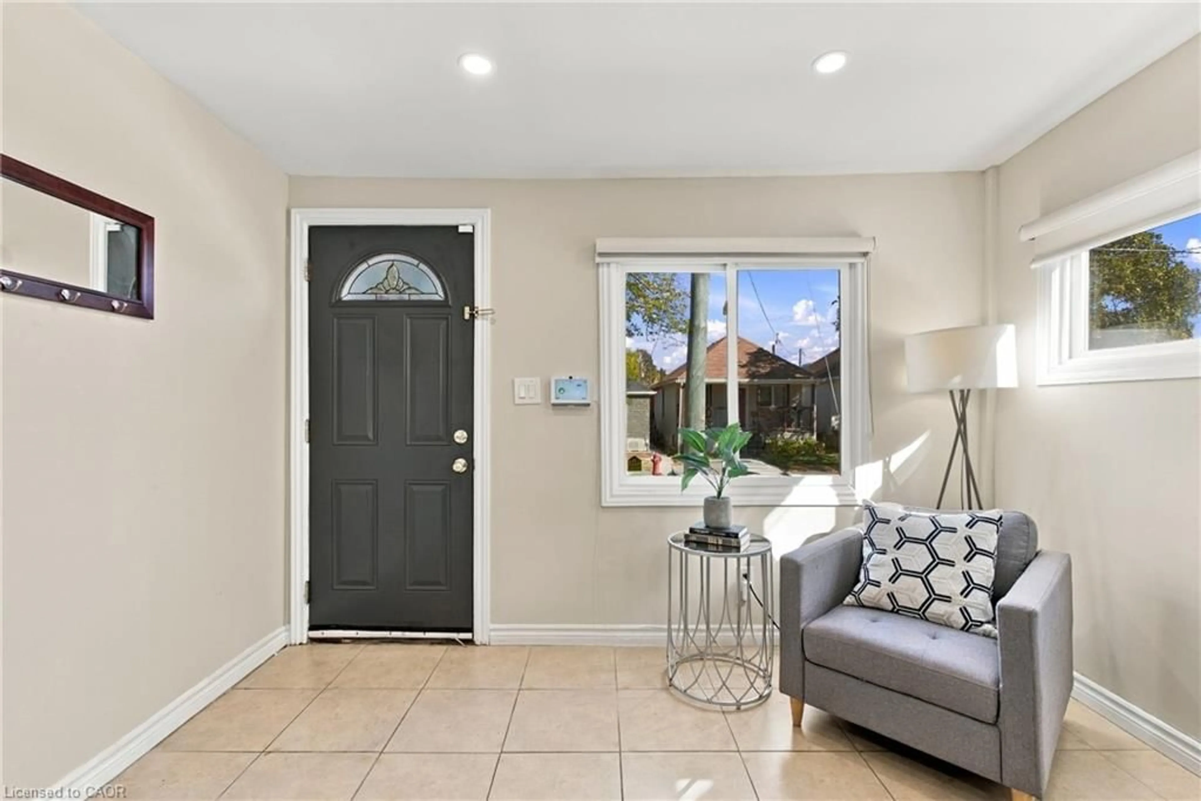 Indoor entryway for 146 Hope Ave, Hamilton Ontario L8H 2E8