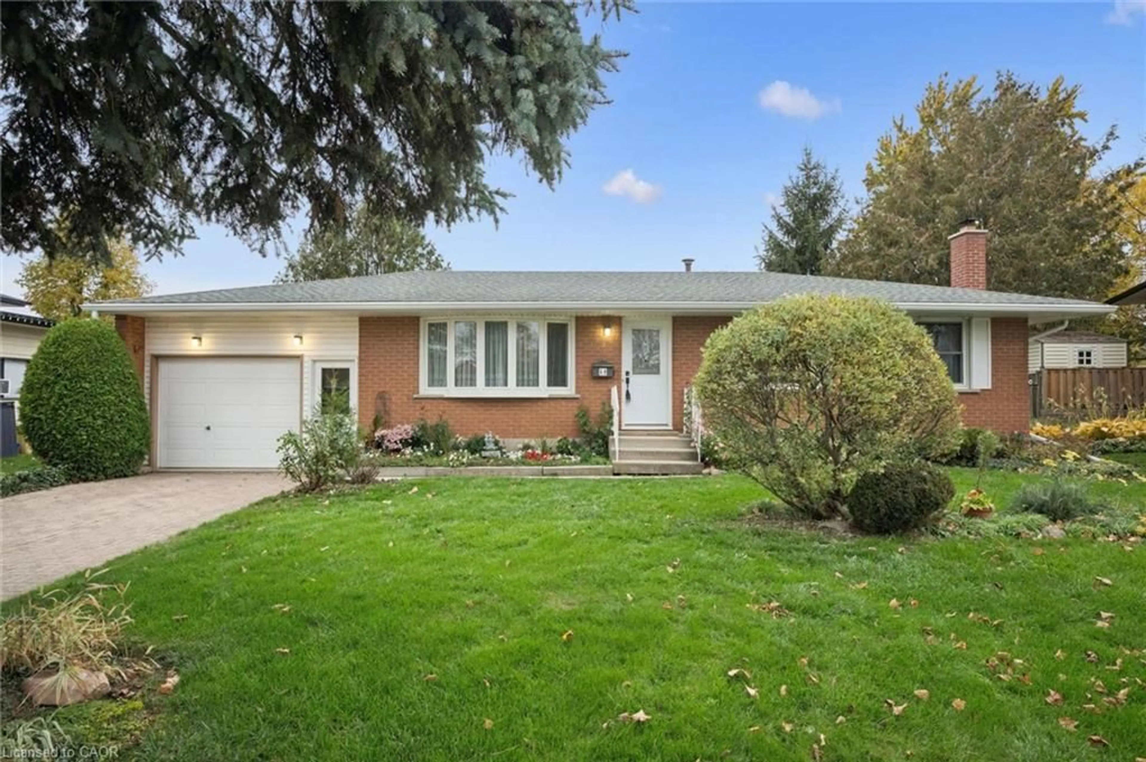 Home with vinyl exterior material, street for 52 D'arcy Pl, Kitchener Ontario N2E 1B8