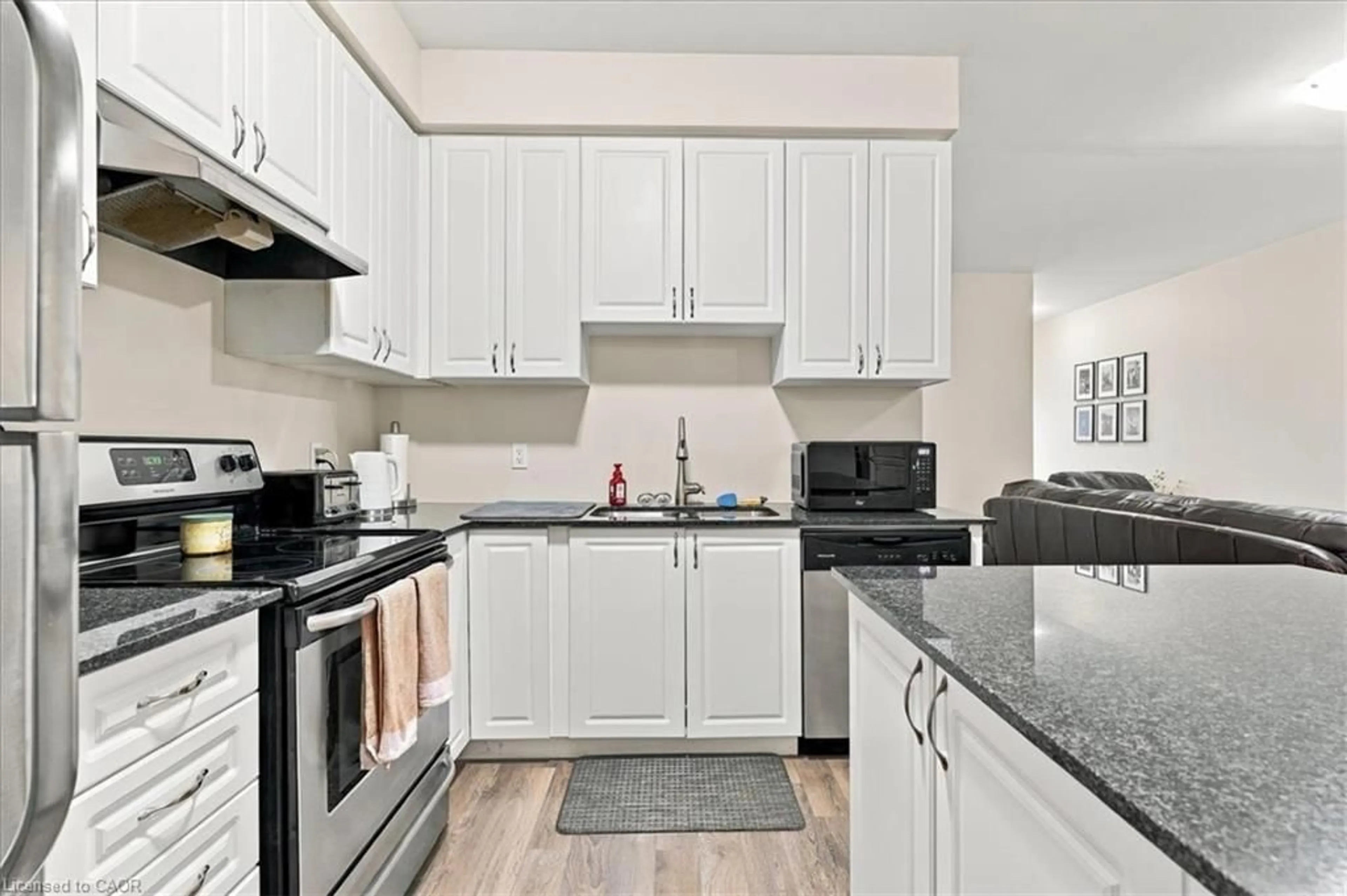 Standard kitchen, unknown for 908 Apple Hill Lane, Kitchener Ontario N2R 0L7