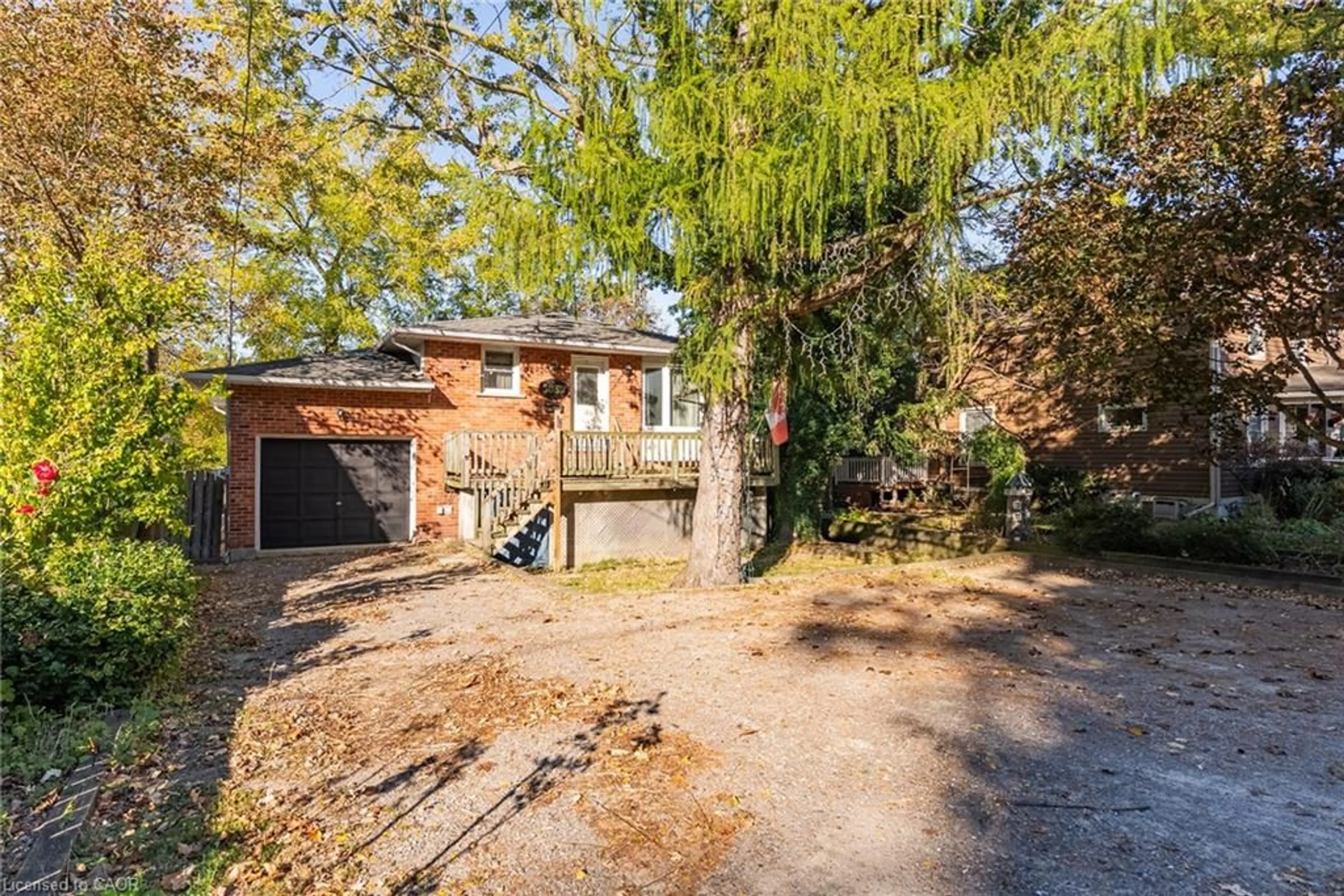 A pic from outside/outdoor area/front of a property/back of a property/a pic from drone, street for 5039 Albert St, Beamsville Ontario L0R 1B0