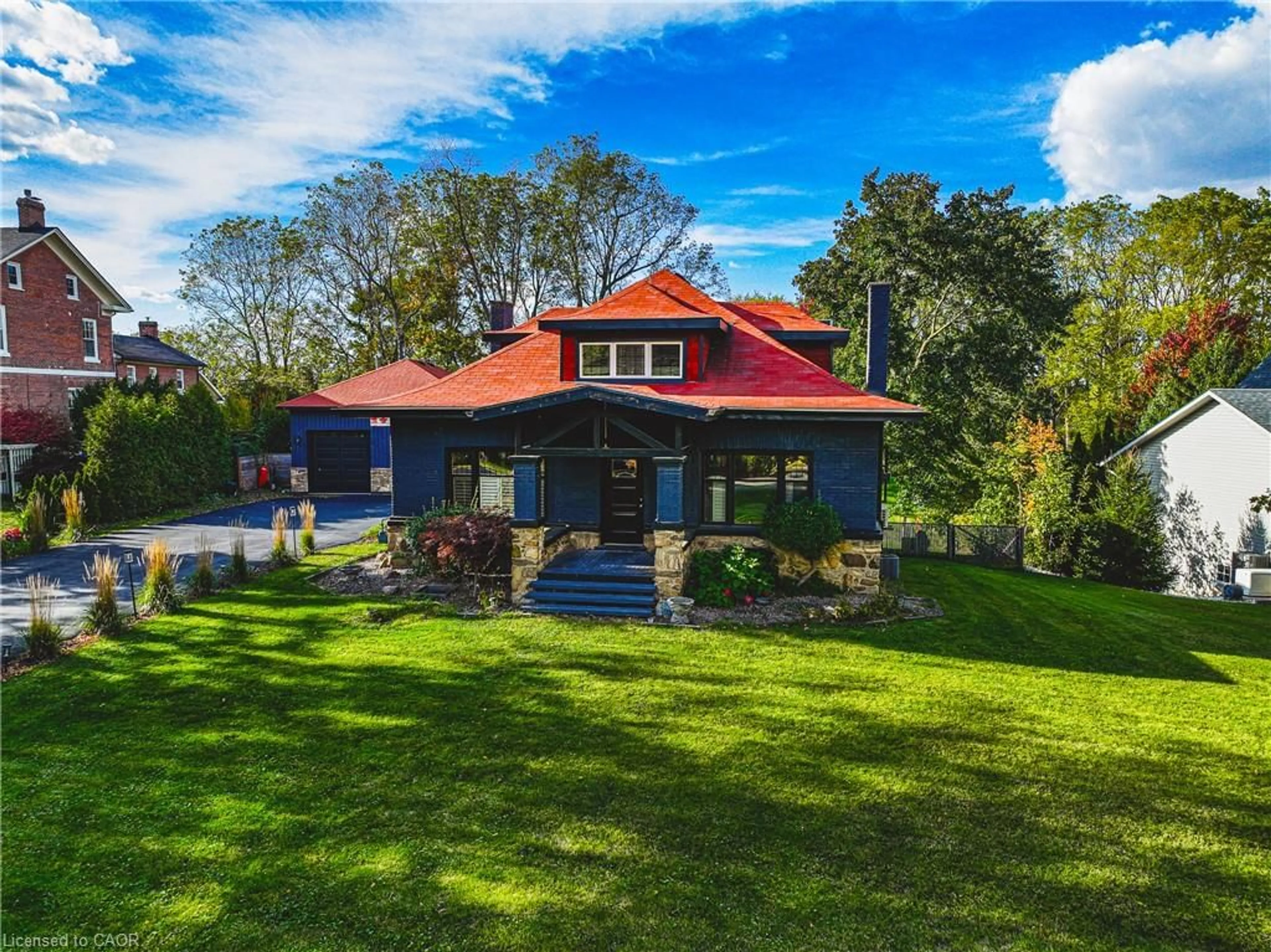 A pic from outside/outdoor area/front of a property/back of a property/a pic from drone, unknown for 595 Mount Pleasant Rd, Brantford Ontario N3T 5L5