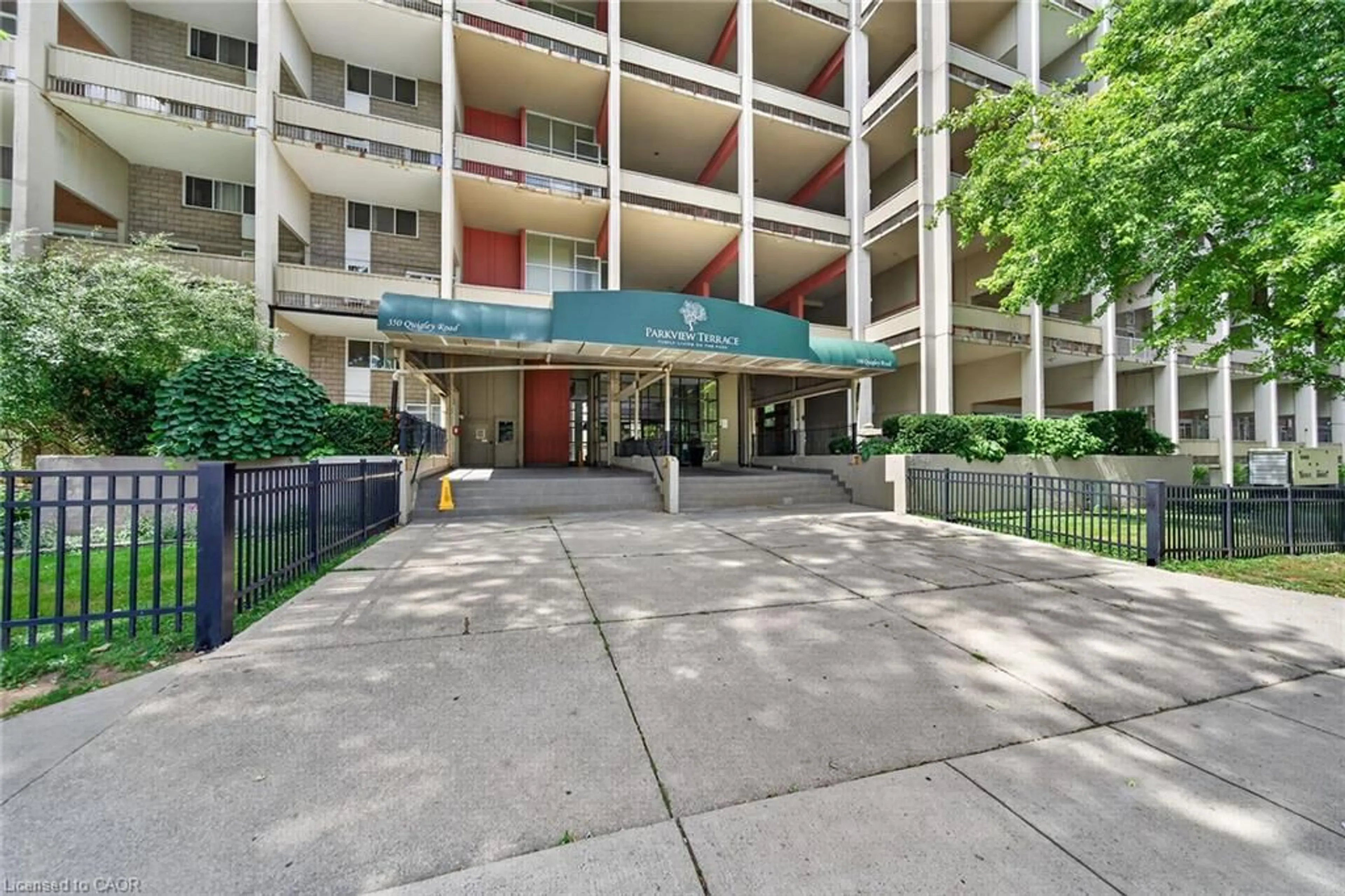 Indoor foyer for 350 Quigley Rd #849, Hamilton Ontario L8K 5N2