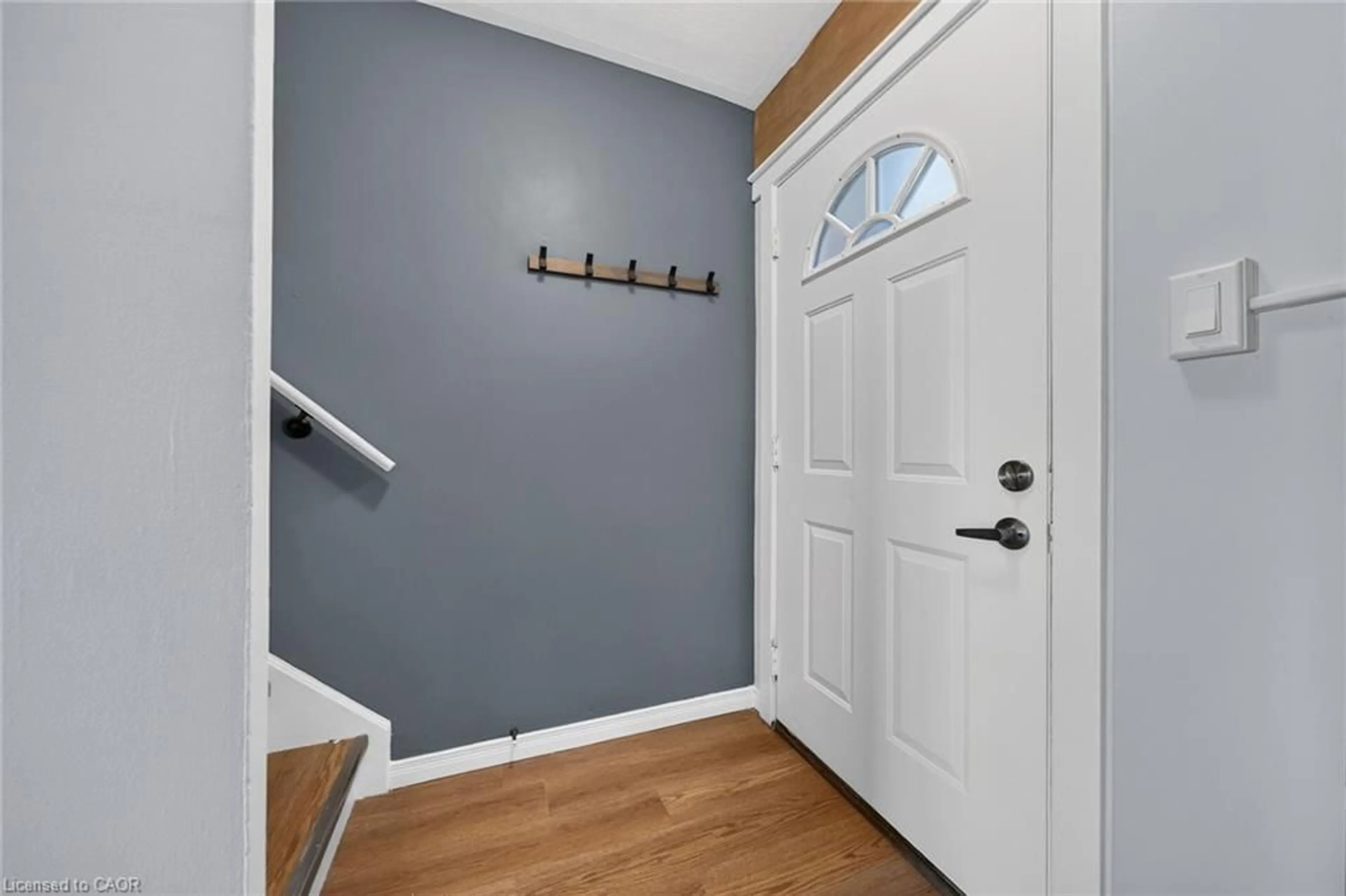 Indoor entryway for 350 Quigley Rd #849, Hamilton Ontario L8K 5N2