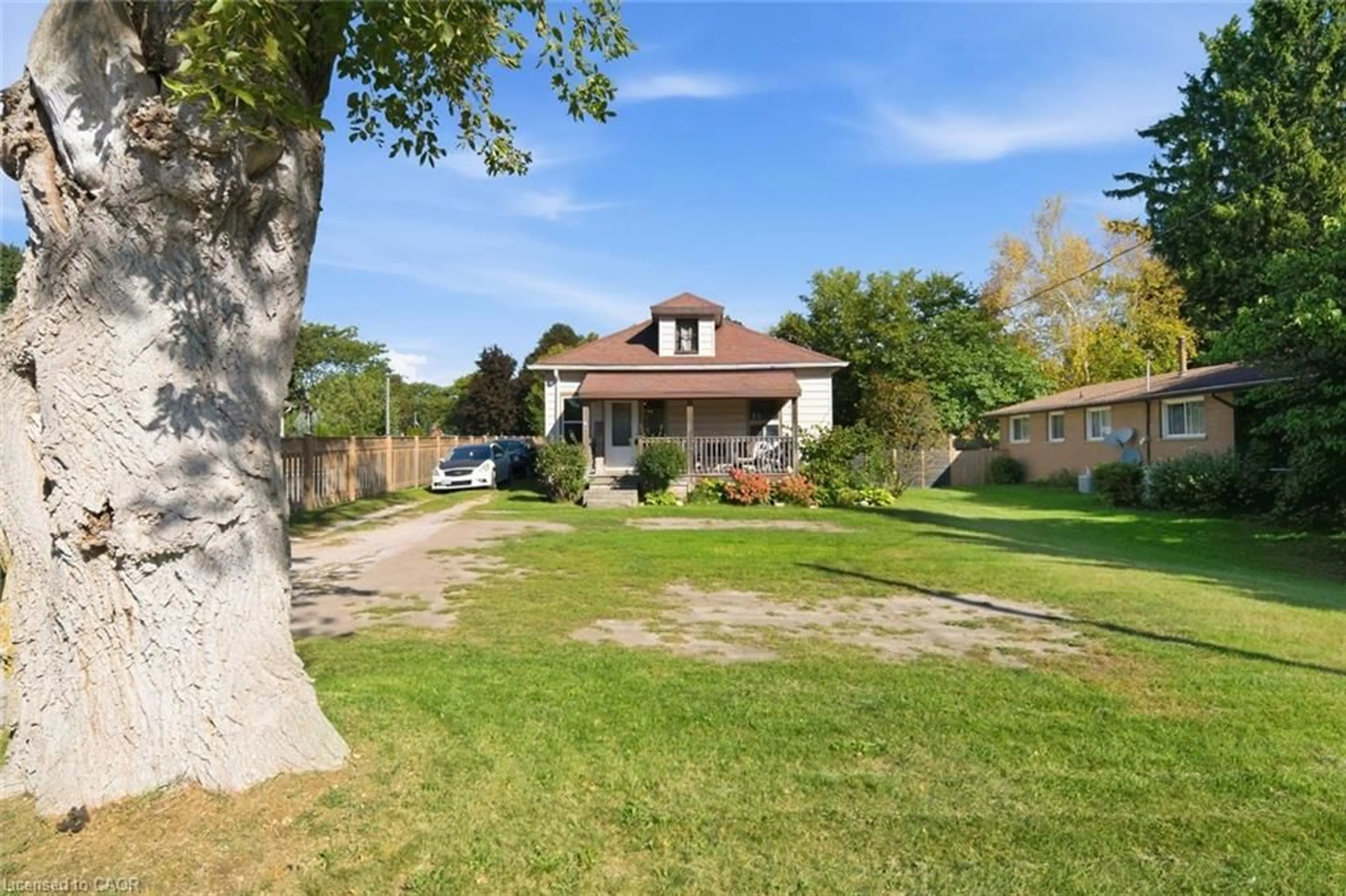 A pic from outside/outdoor area/front of a property/back of a property/a pic from drone, street for 165 Victoria St, Simcoe Ontario N3Y 4R6