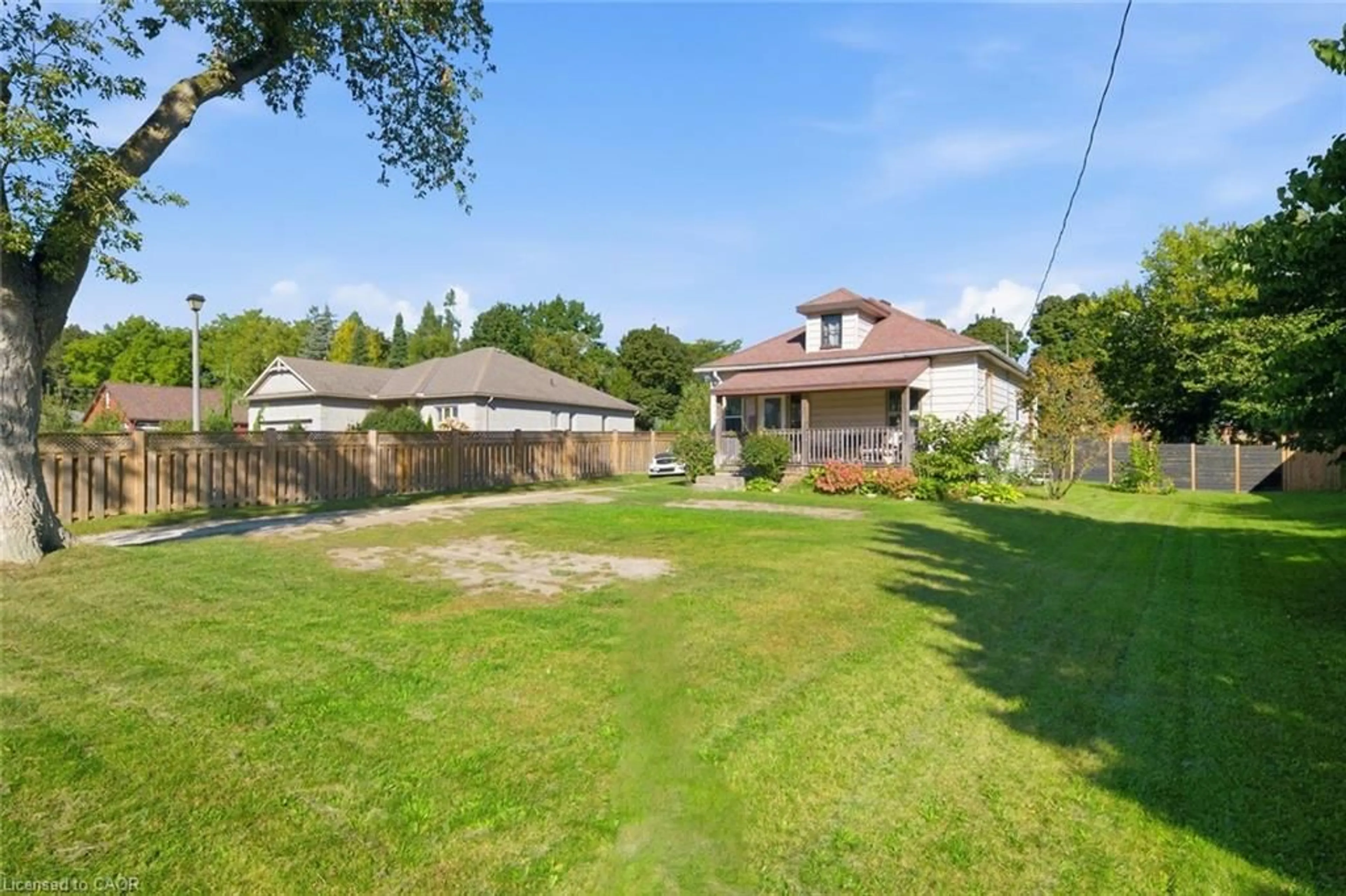 A pic from outside/outdoor area/front of a property/back of a property/a pic from drone, unknown for 165 Victoria St, Simcoe Ontario N3Y 4R6