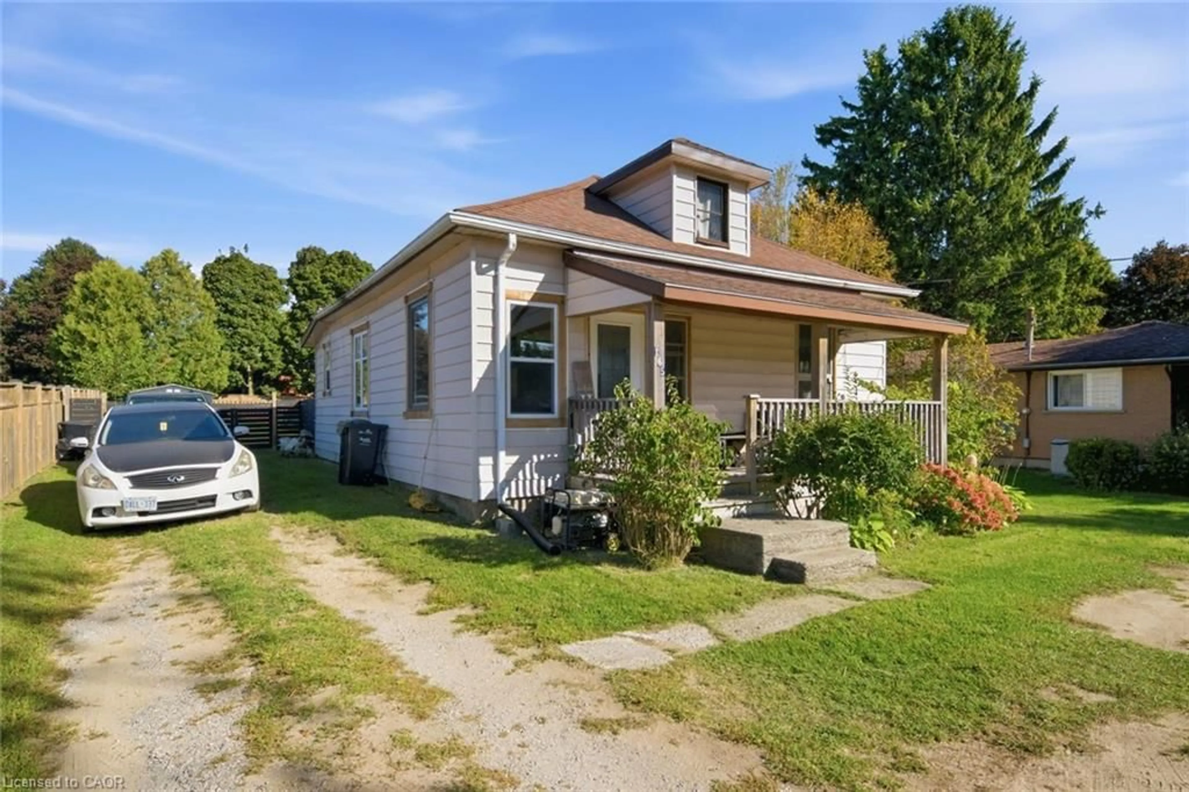 A pic from outside/outdoor area/front of a property/back of a property/a pic from drone, street for 165 Victoria St, Simcoe Ontario N3Y 4R6