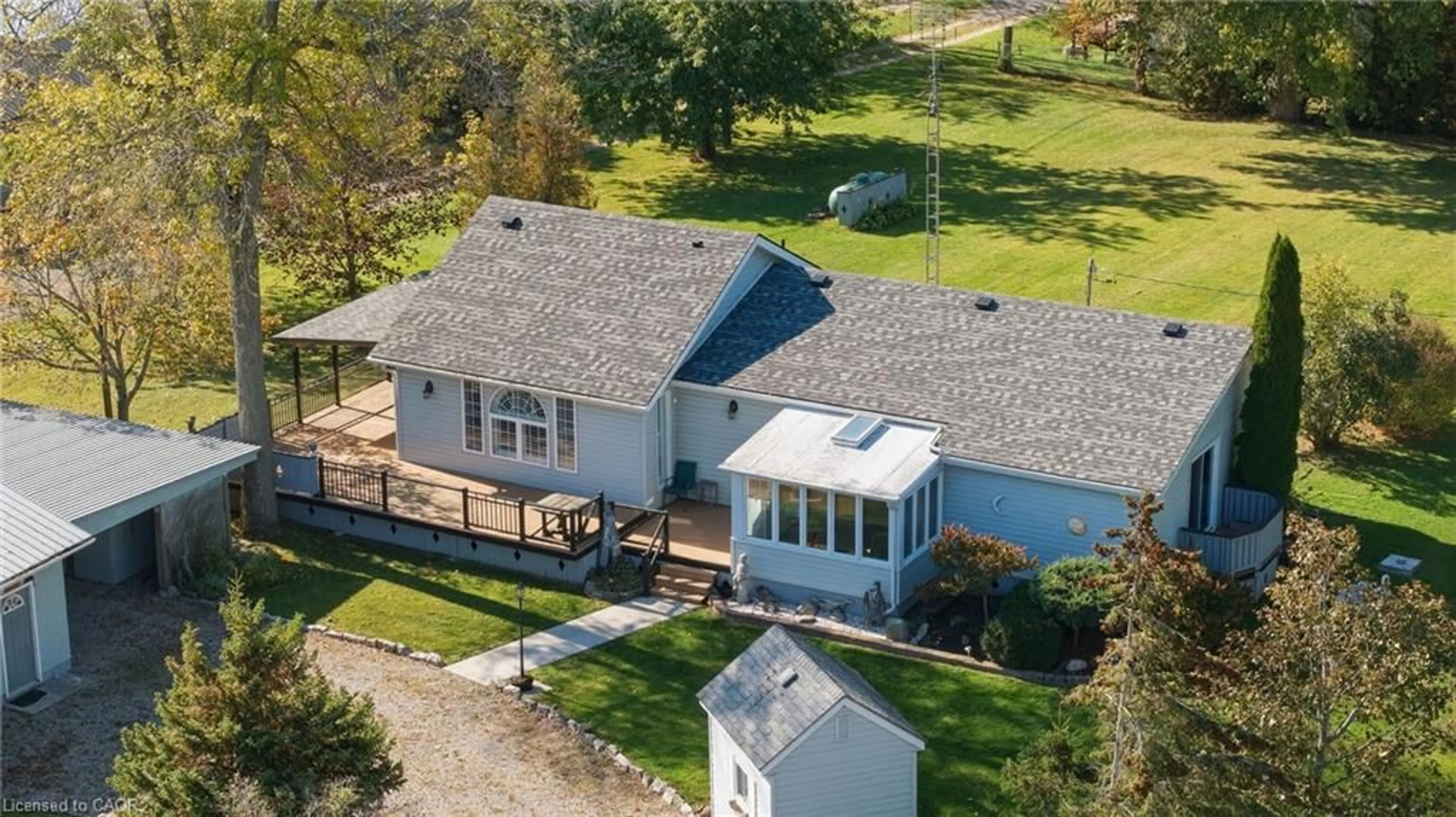 A pic from outside/outdoor area/front of a property/back of a property/a pic from drone, unknown for 1022 Lakeshore Rd, Selkirk Ontario N0A 1P0