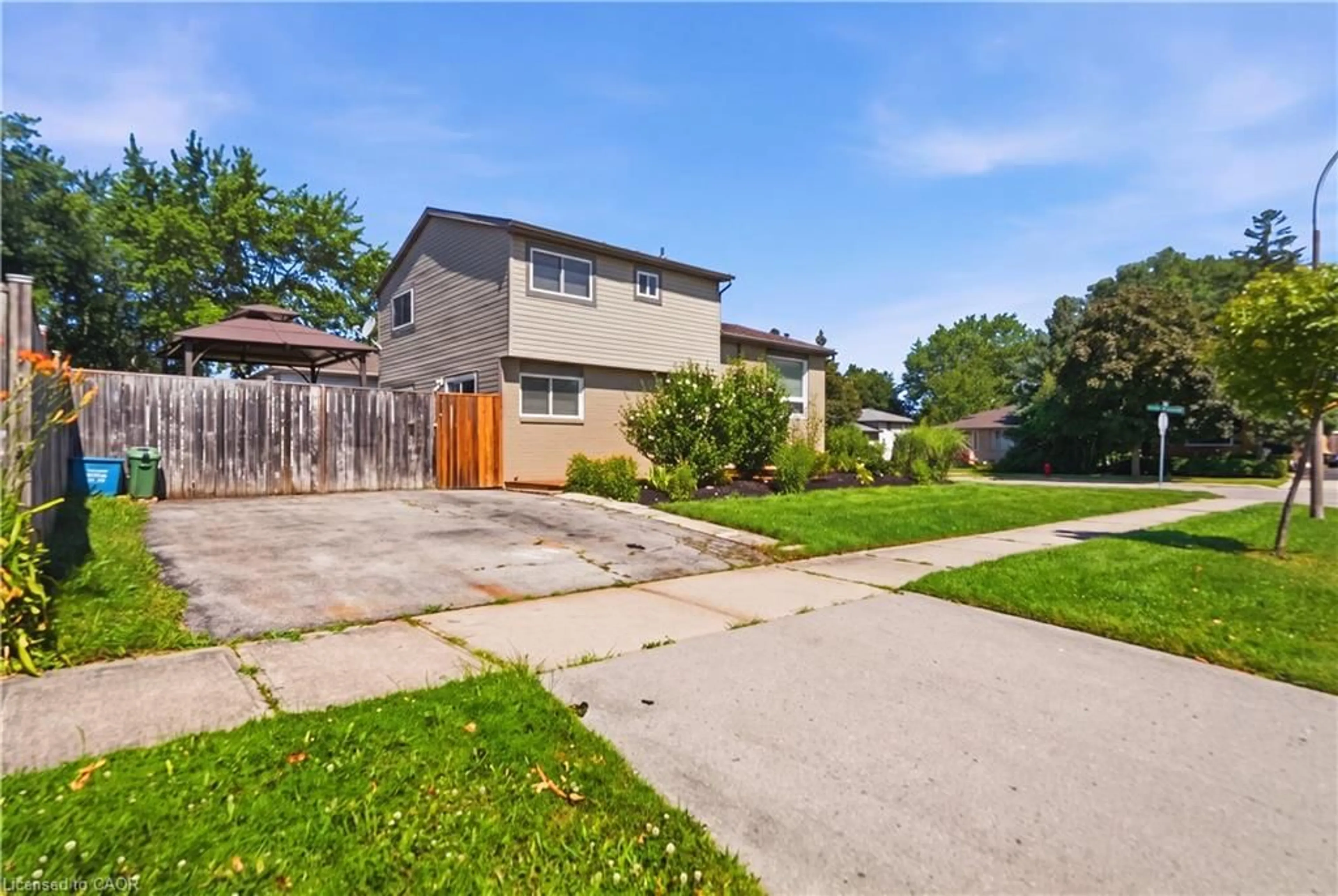 A pic from outside/outdoor area/front of a property/back of a property/a pic from drone, street for 3 Prideaux St, Stoney Creek Ontario L8J 1C9