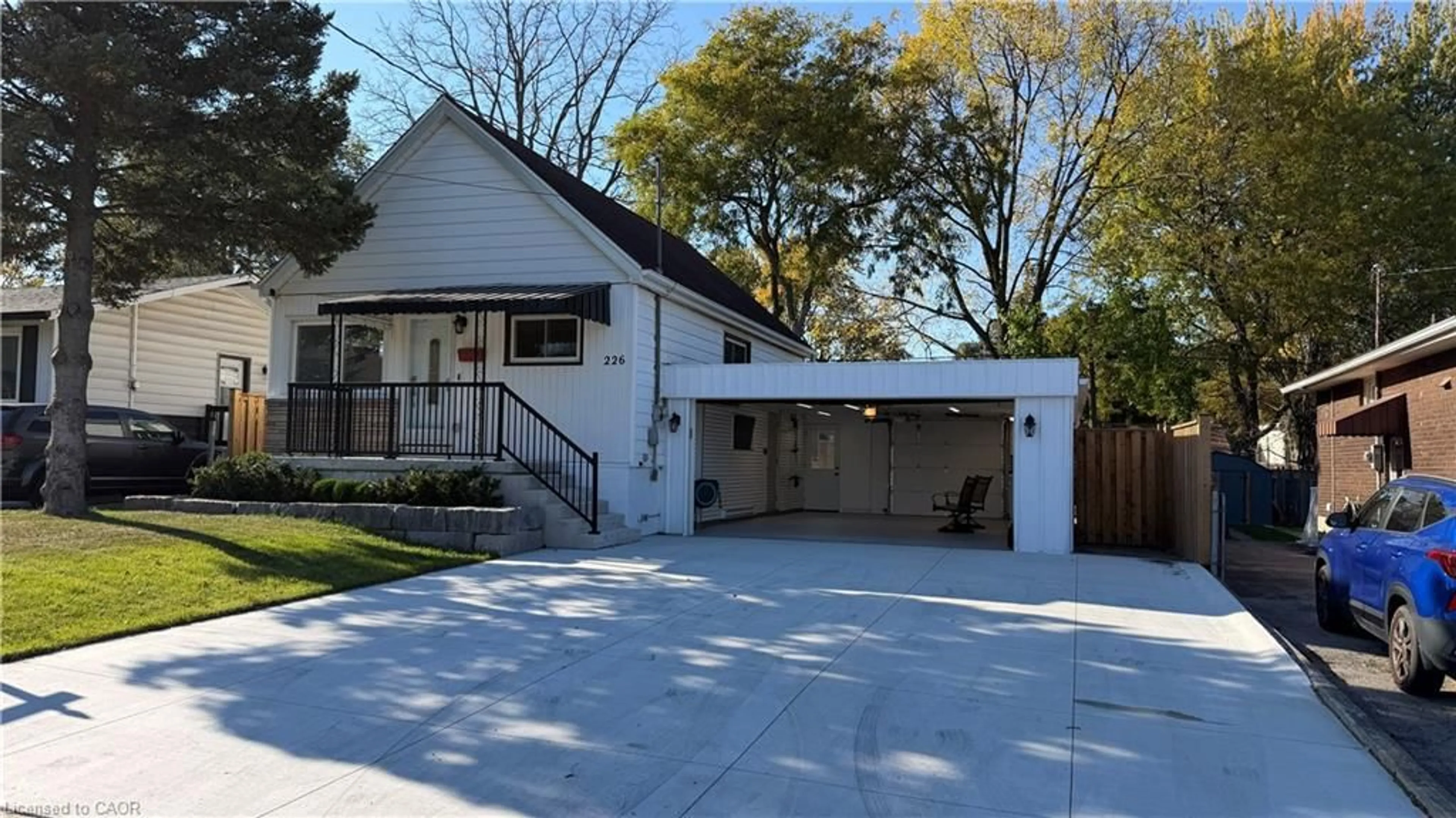 Home with vinyl exterior material, street for 226 West 18th St, Hamilton Ontario L9C 4G9