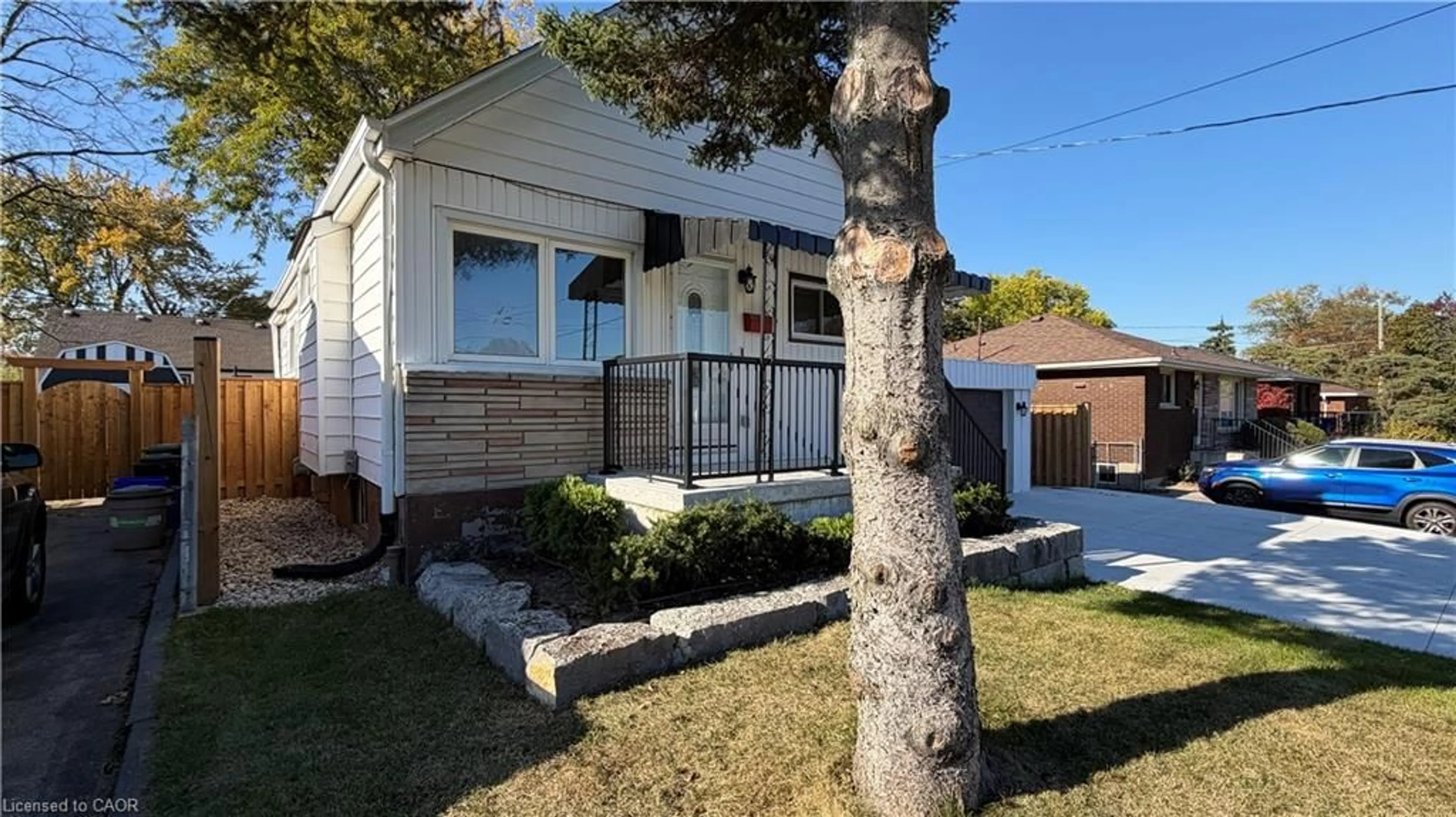 Home with vinyl exterior material, street for 226 West 18th St, Hamilton Ontario L9C 4G9