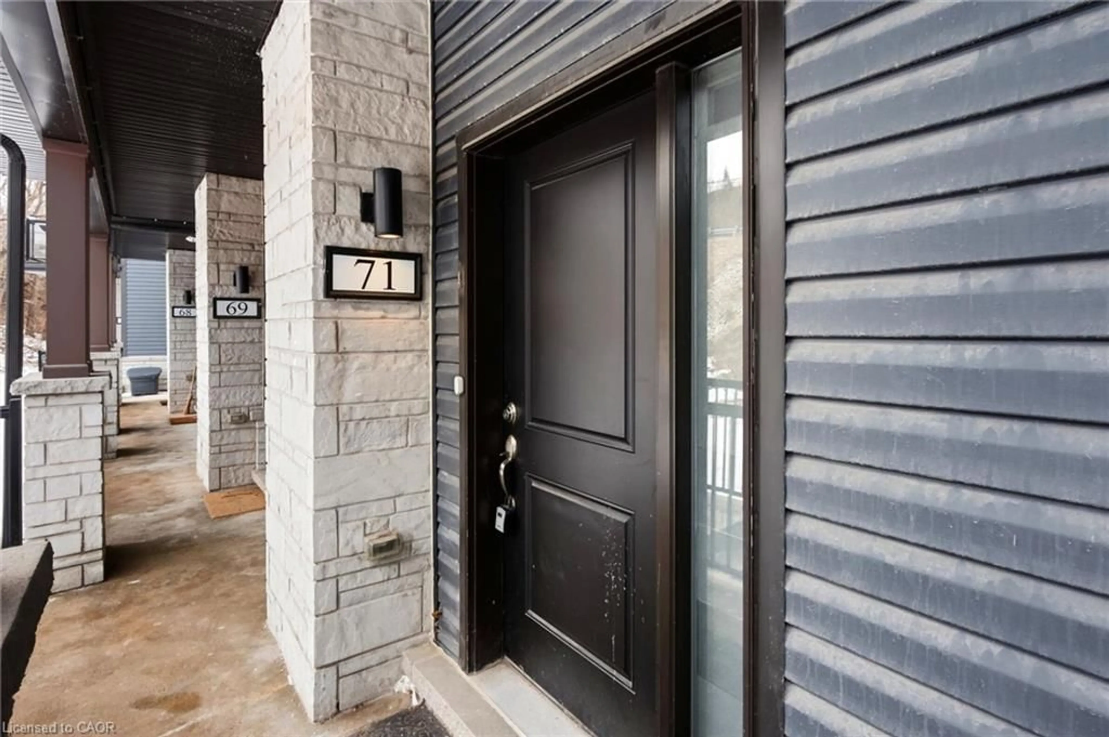 Indoor entryway for 2 Willow St #71, Paris Ontario N3L 0K7