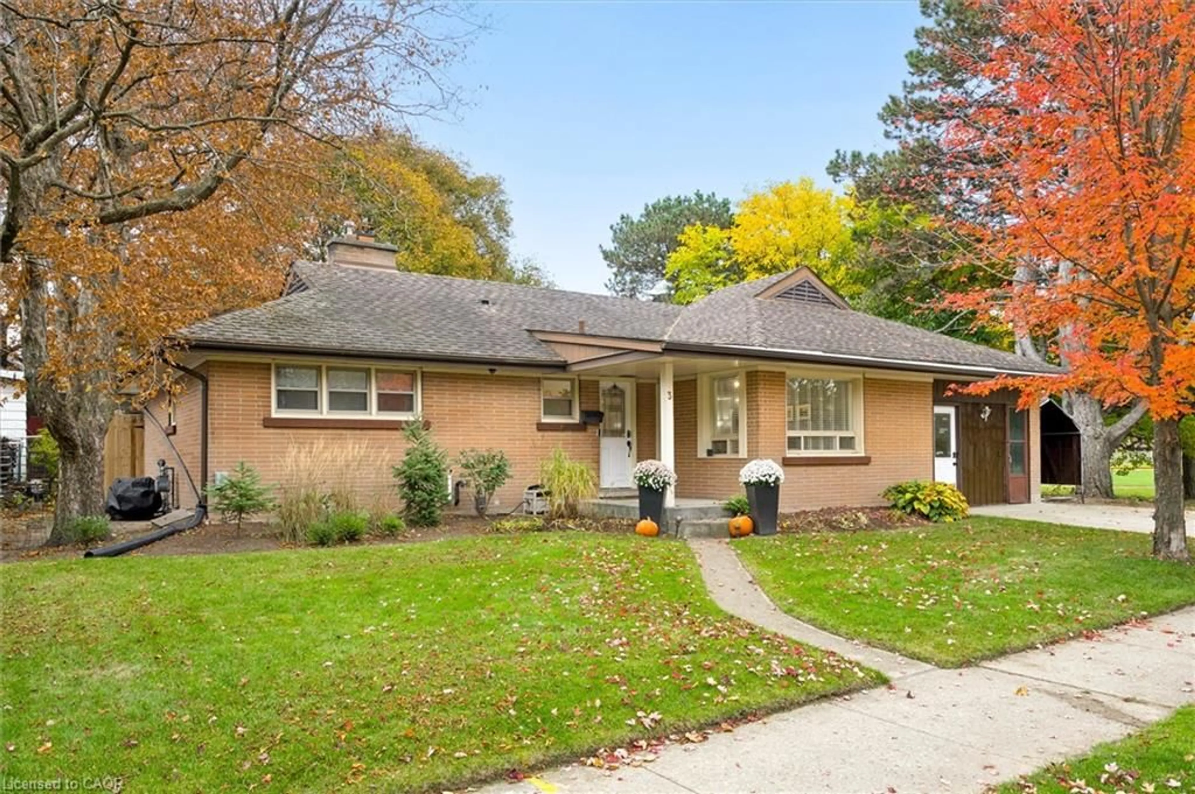 Home with brick exterior material, street for 3 Oakwood Ave, Kitchener Ontario N2H 6G7