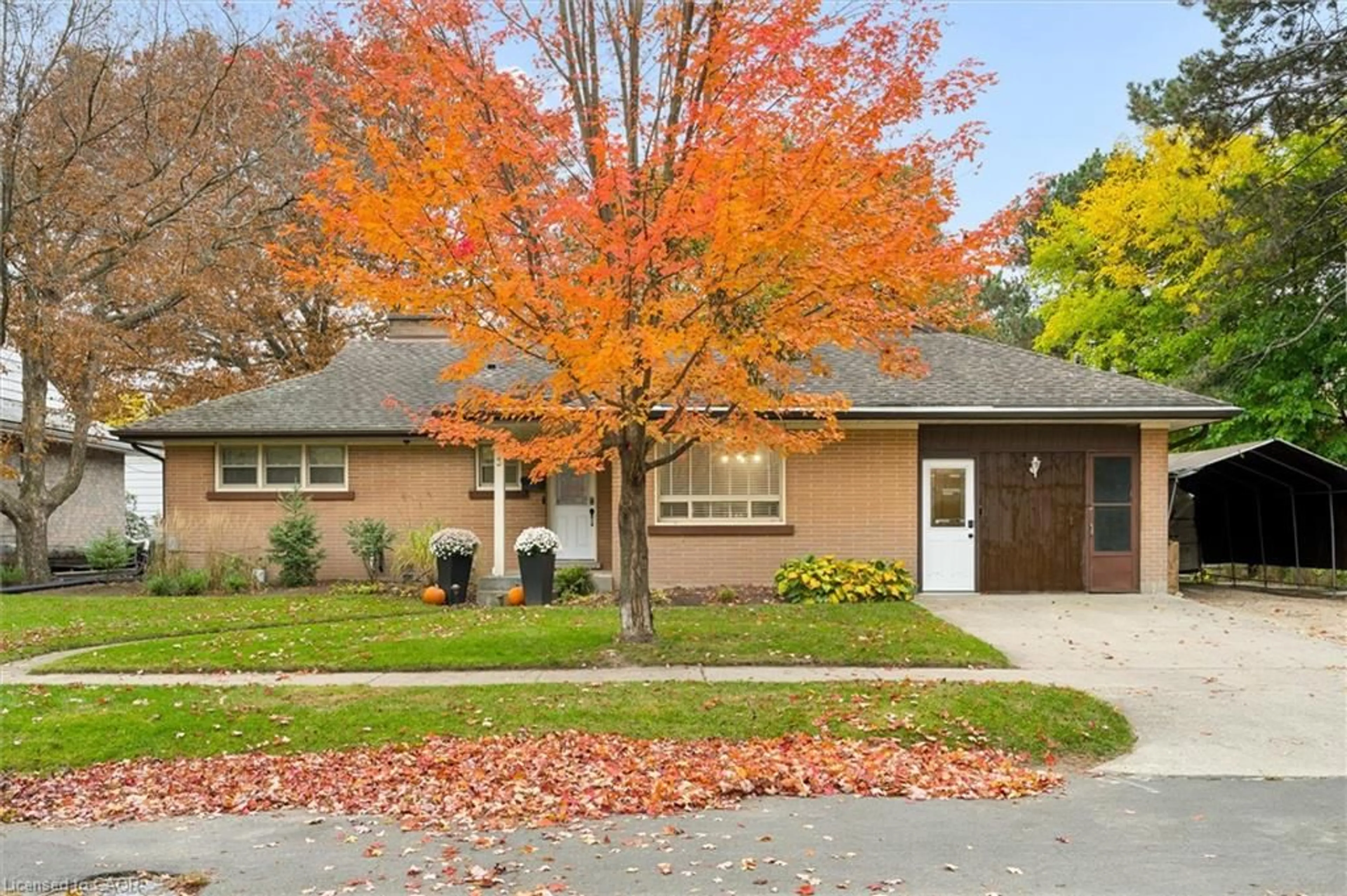 Home with brick exterior material, street for 3 Oakwood Ave, Kitchener Ontario N2H 6G7